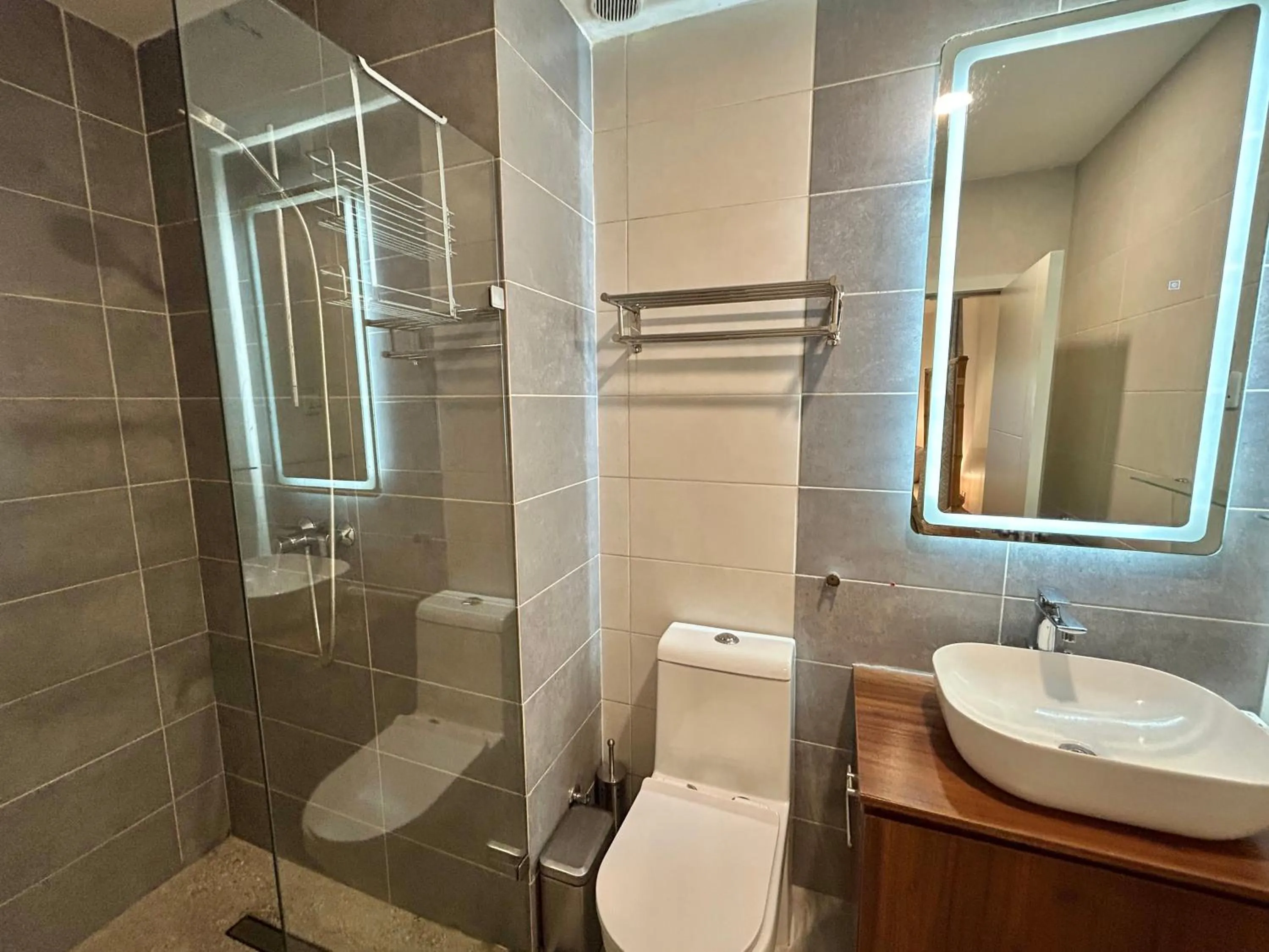 Shower in Forest View Apartments