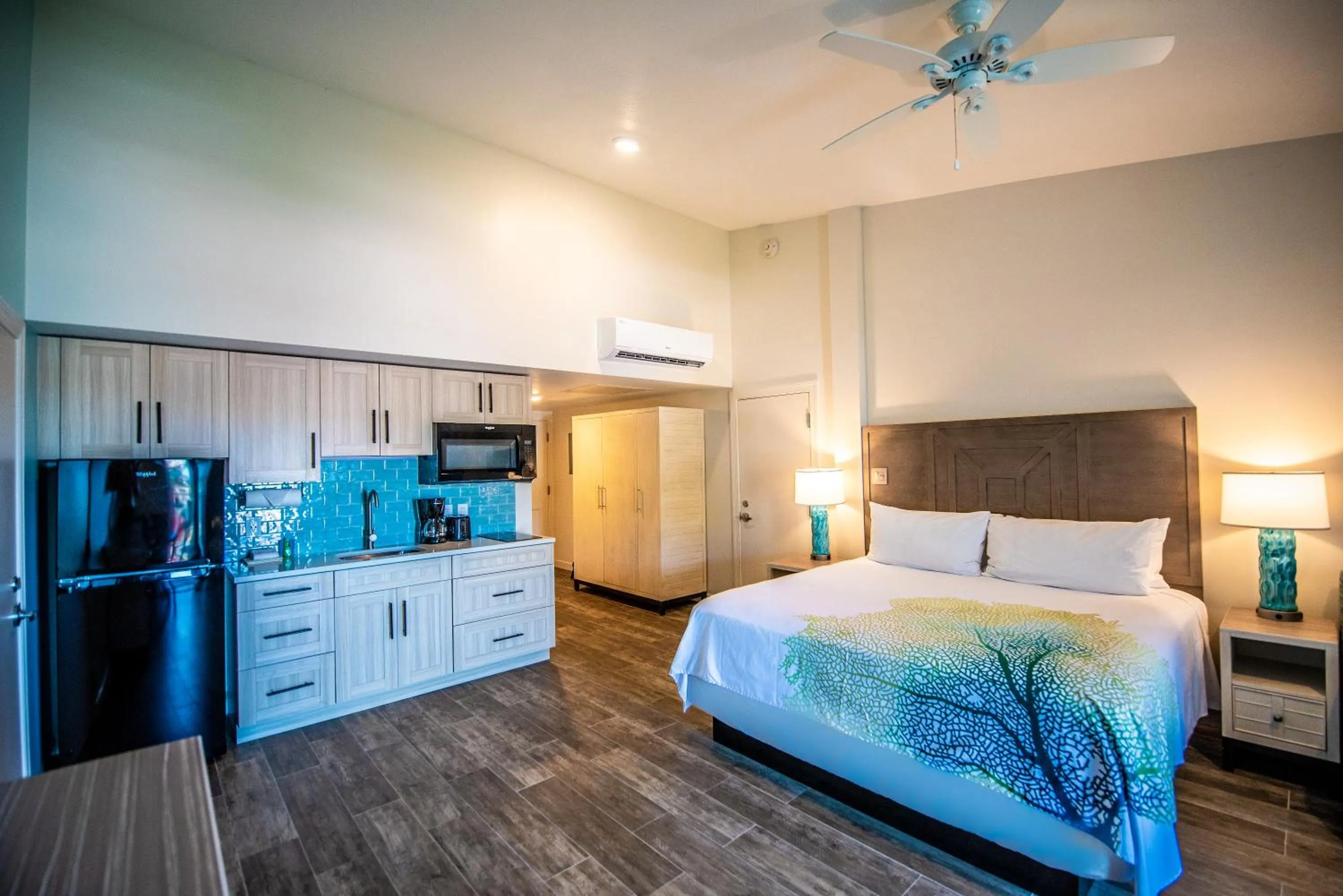 Kitchen or kitchenette, Bed in Hilltop Villas at Bluebeard's Castle