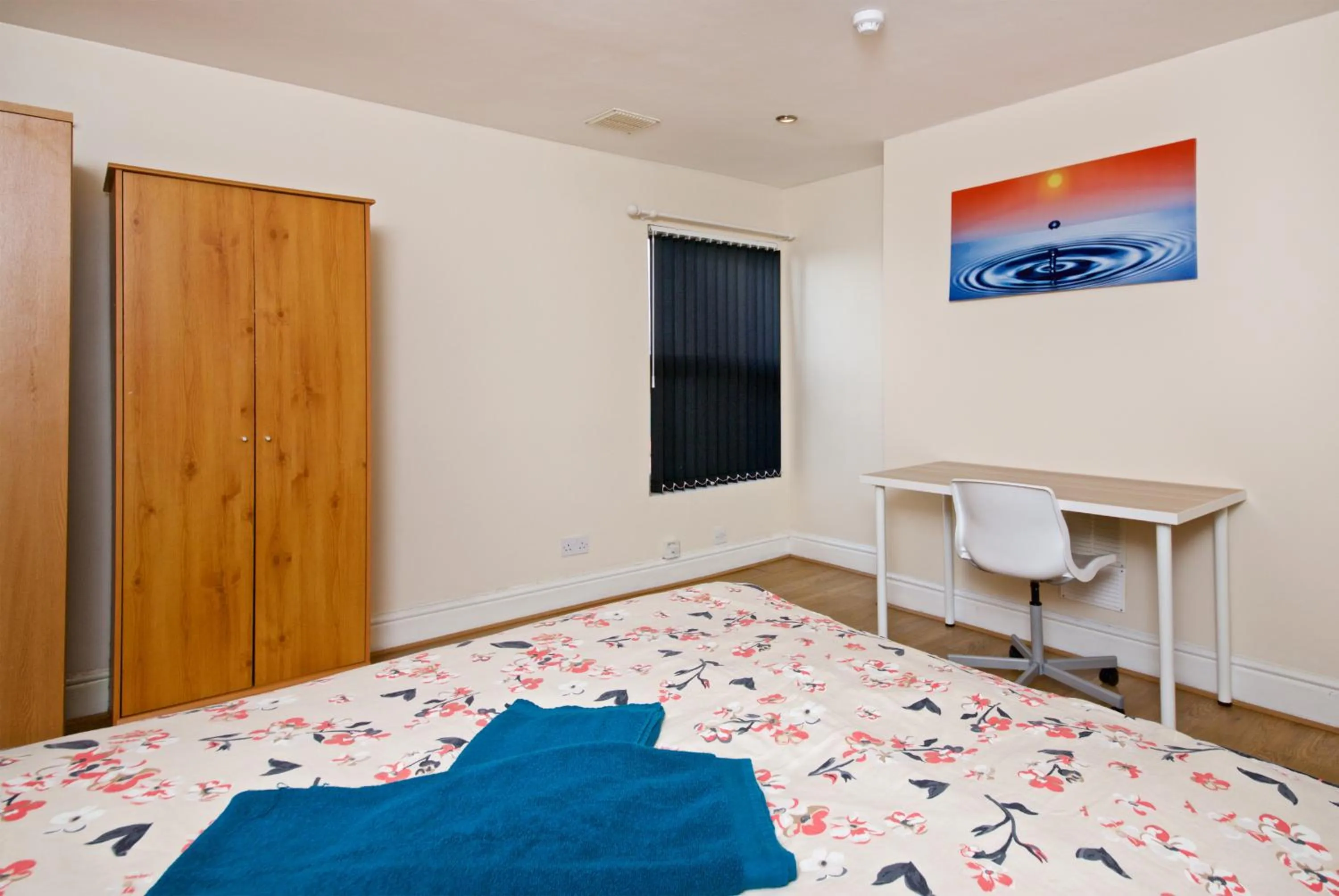 Bed, TV/Entertainment Center in Liverpool City Stays - Lawrence Road BB1