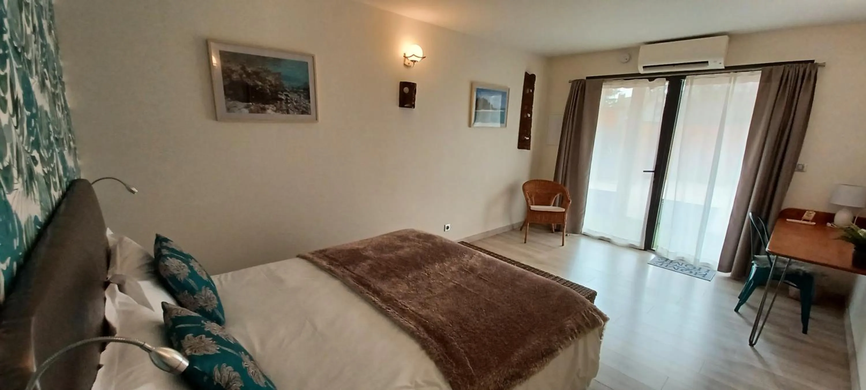 Photo of the whole room, Bed in Au Petit Pressoir