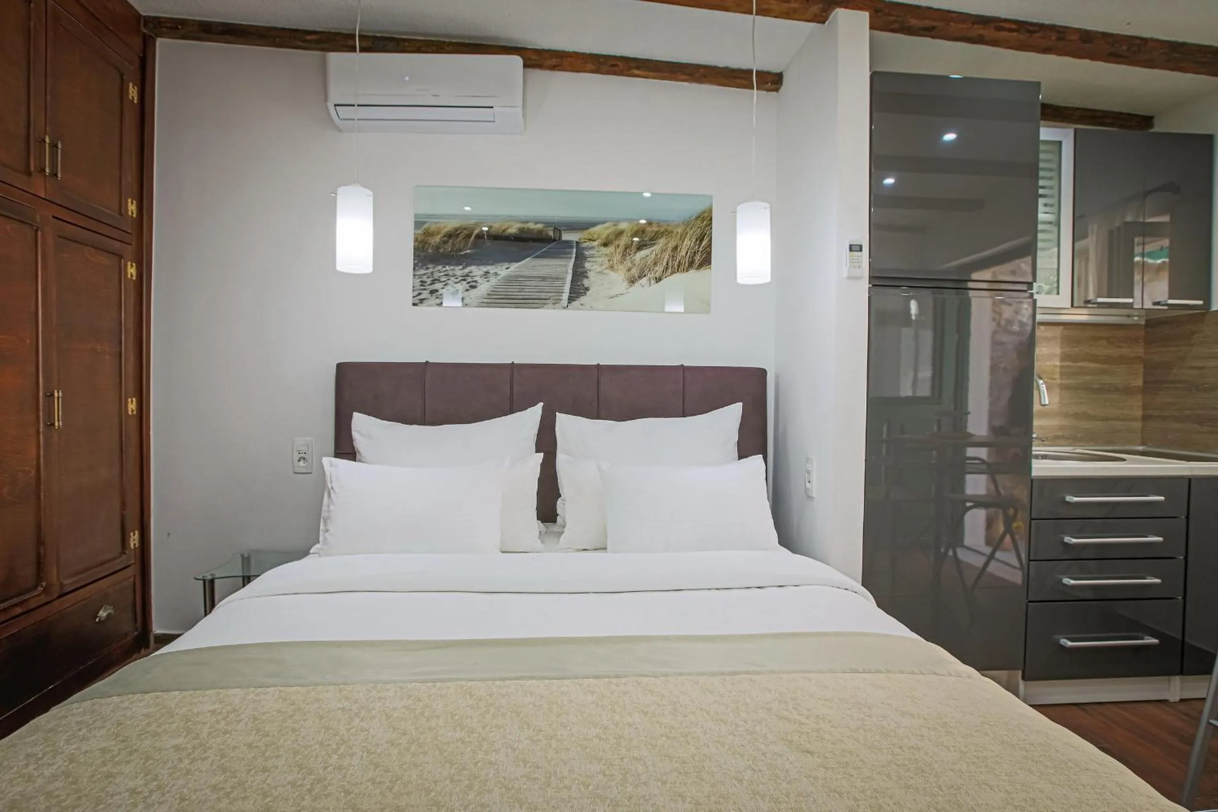 Photo of the whole room, Bed in Theatre luxury rooms