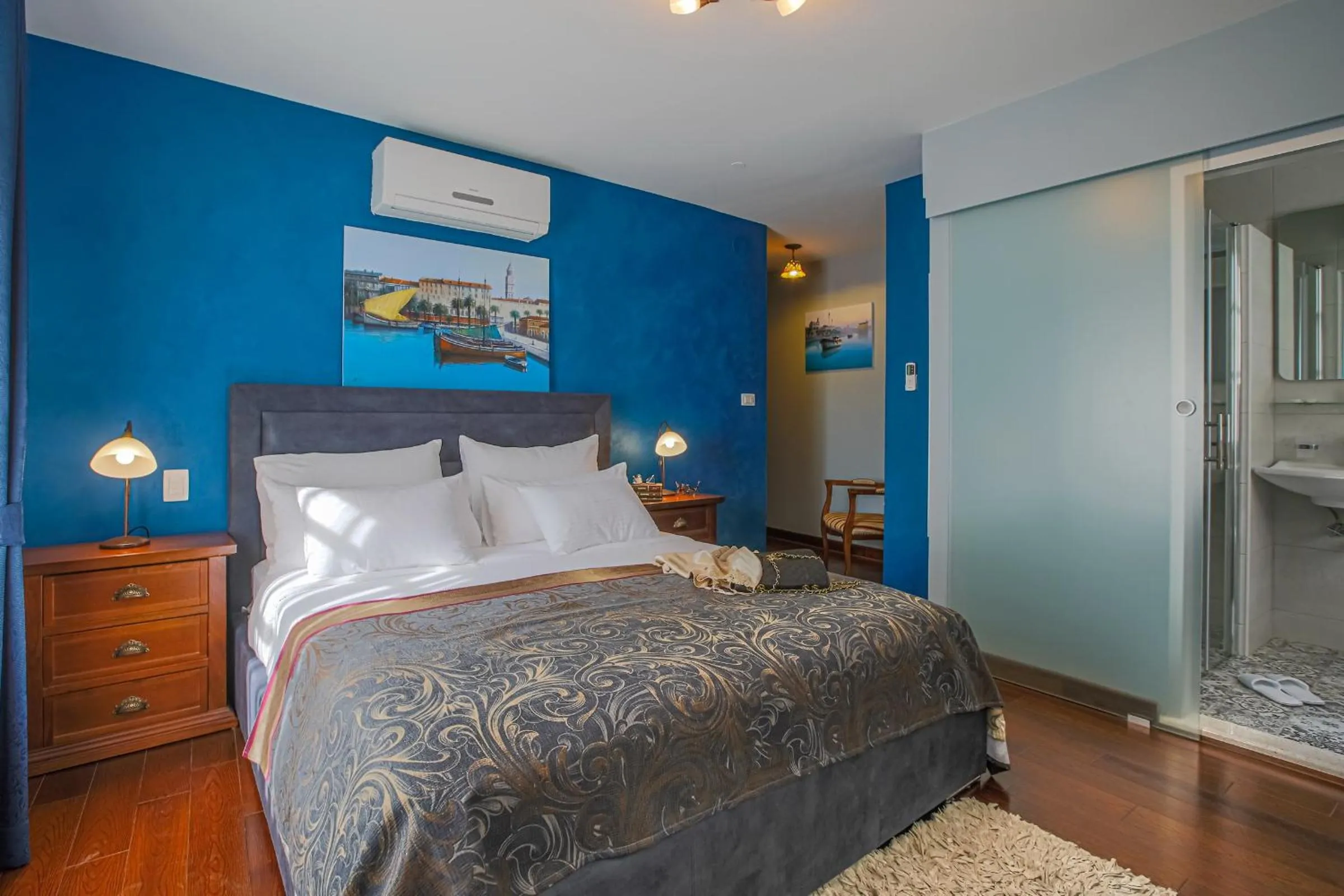 Photo of the whole room, Bed in Theatre luxury rooms