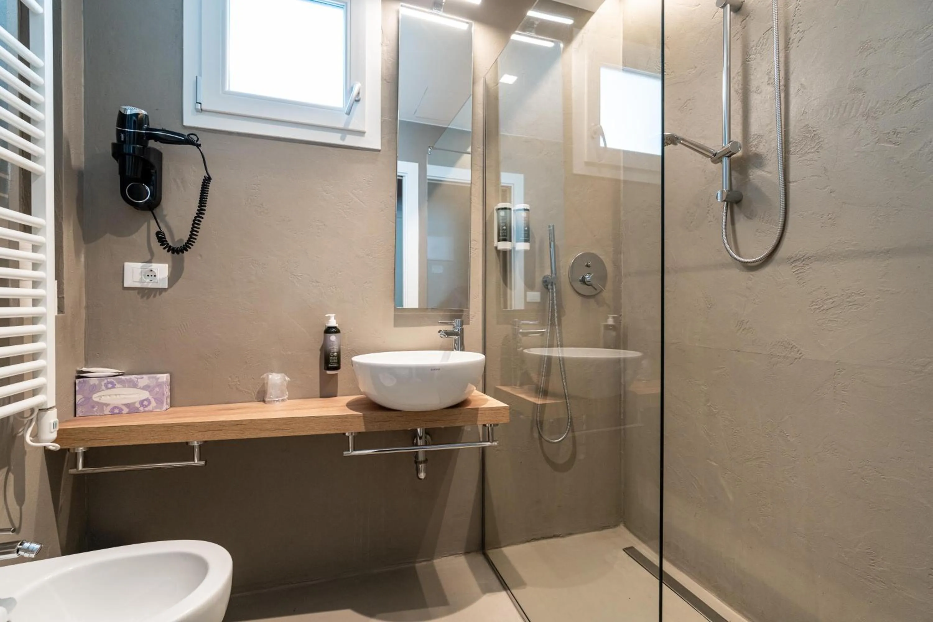 Shower in Hotel Estense