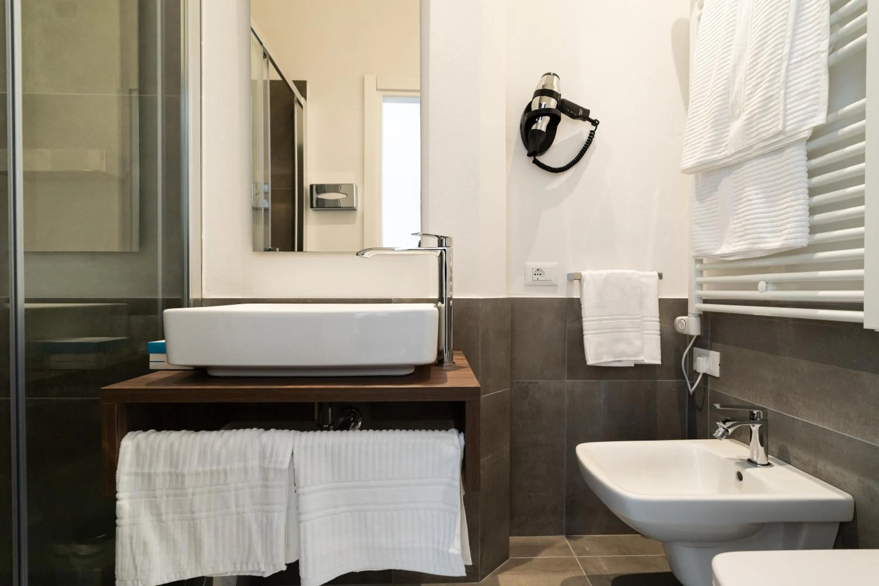 Shower in Hotel Estense