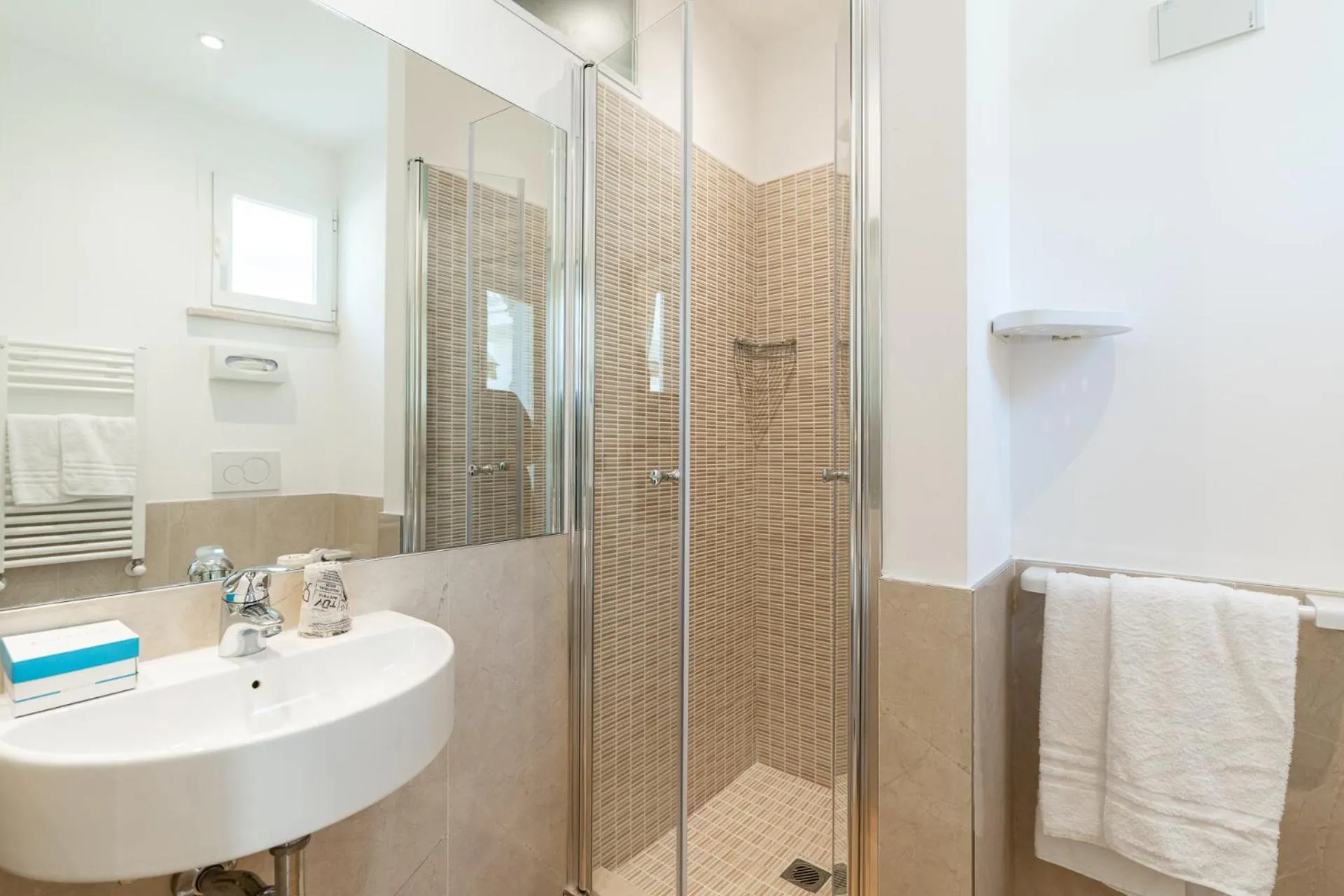 Shower in Hotel Estense