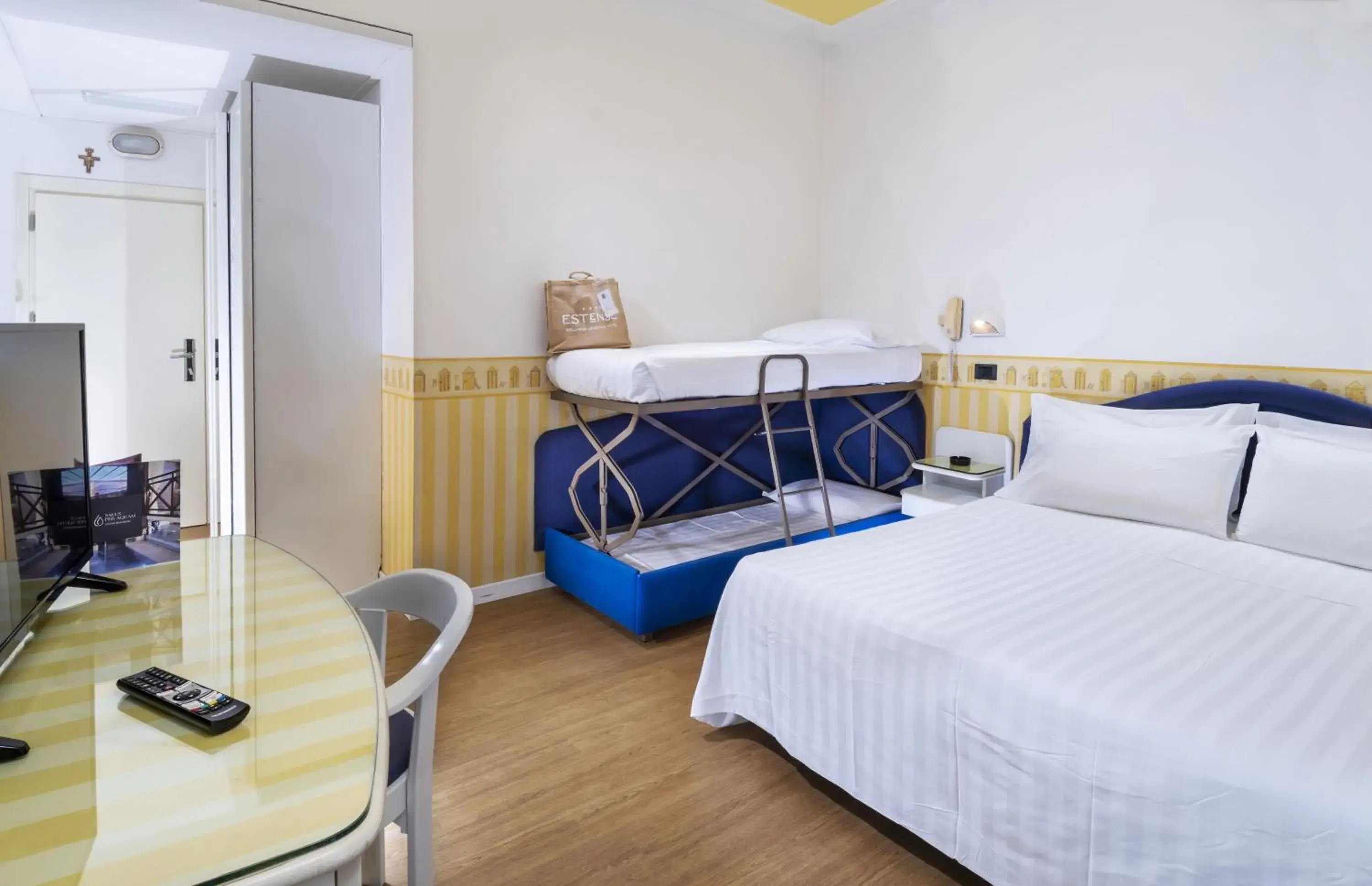 Standard Quadruple Room in Hotel Estense Standard Quadruple Room in Hotel Estense