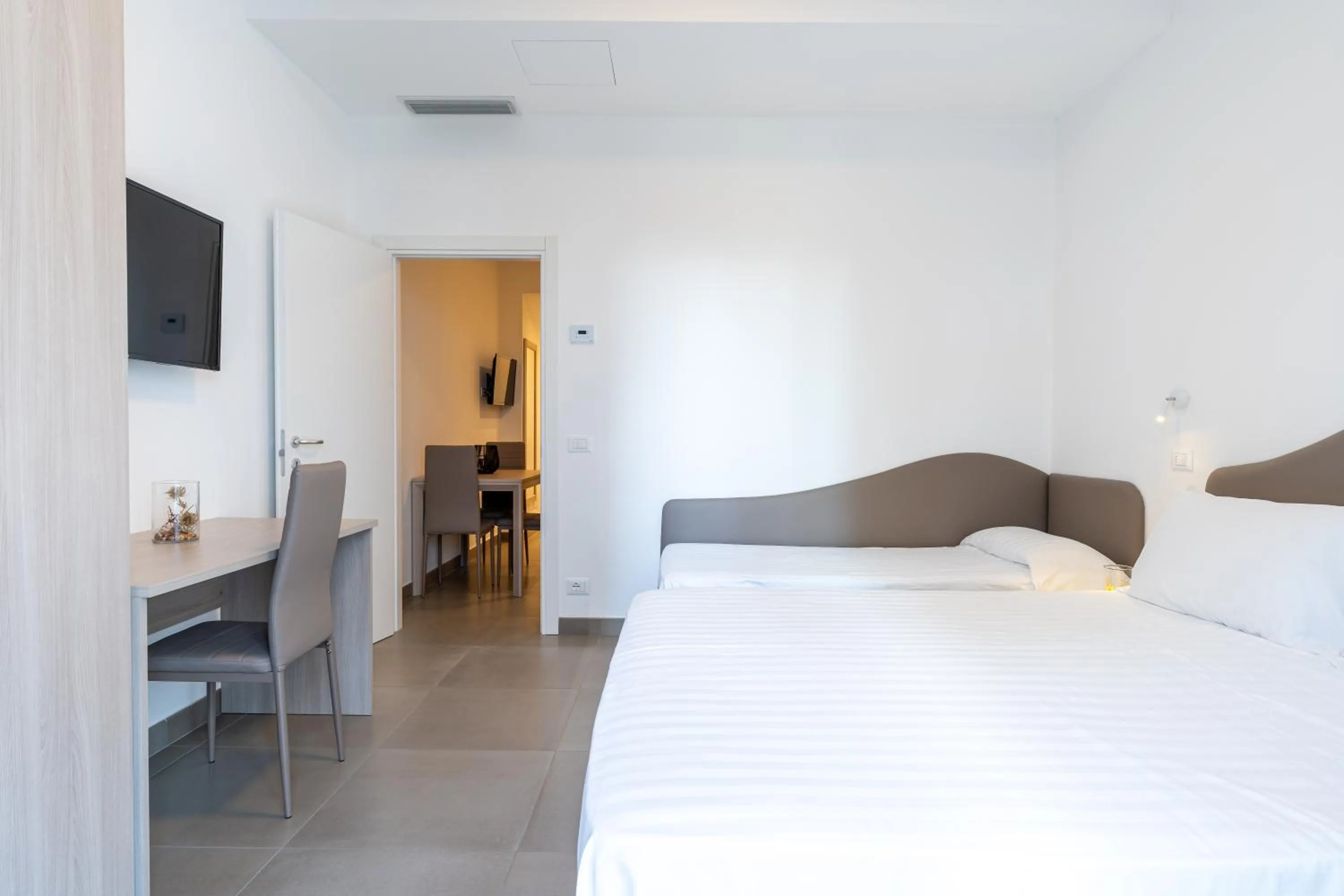 Communal lounge/ TV room, Bed in Hotel Estense