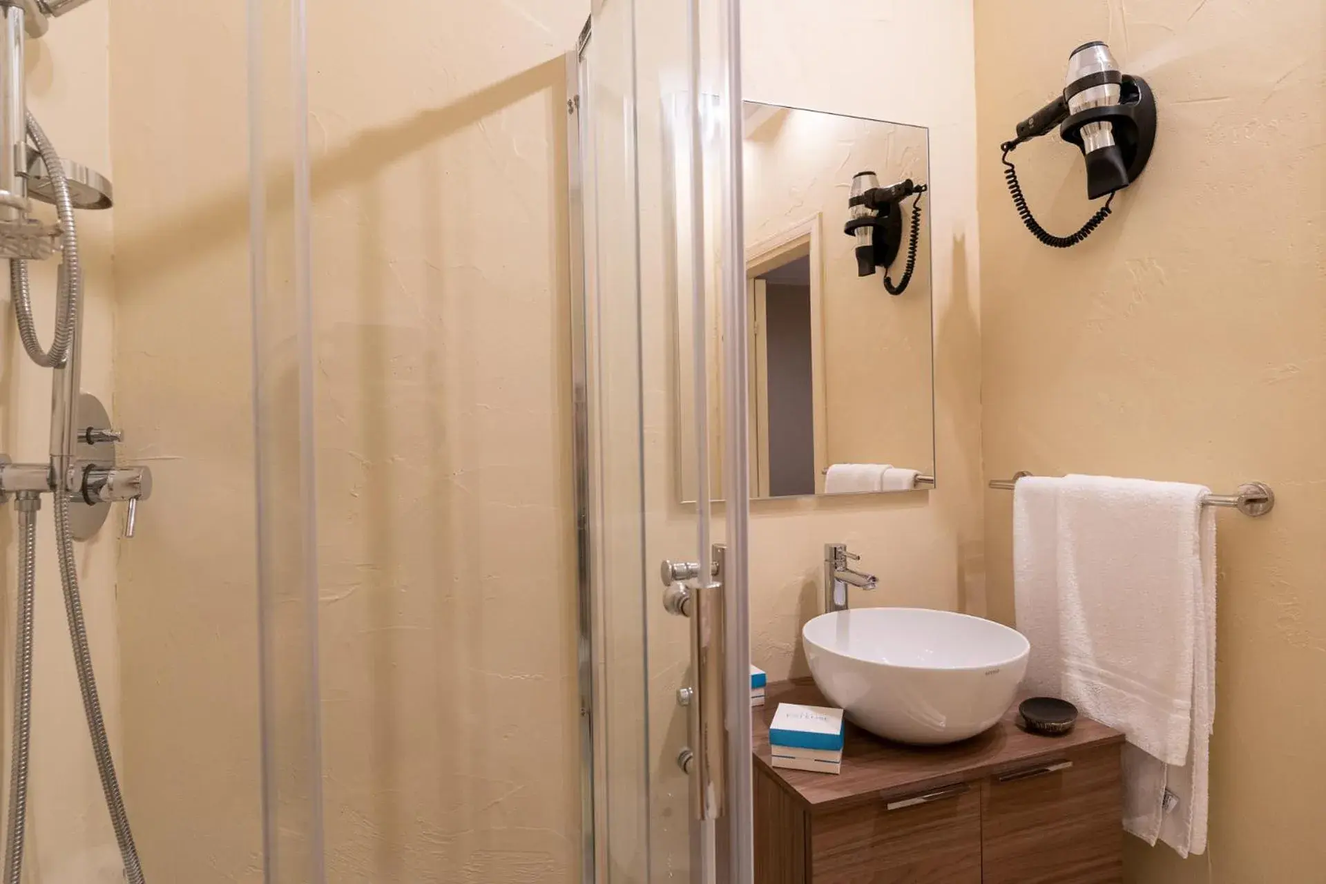 Standard Triple Room in Hotel Estense Standard Triple Room in Hotel Estense