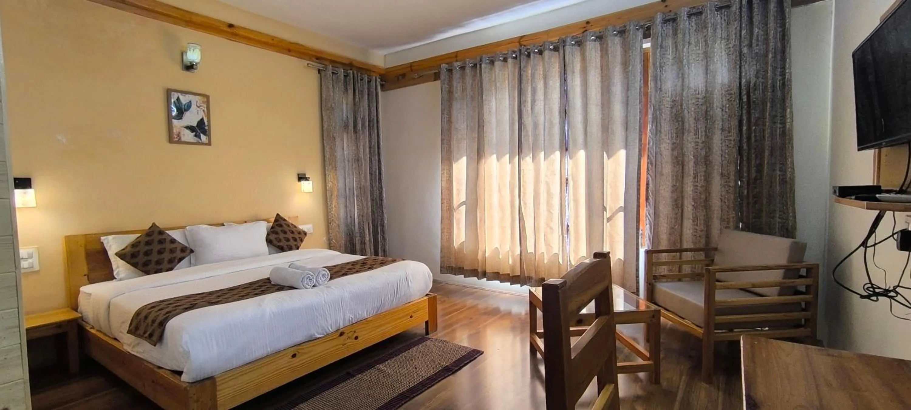 Bed in Tirthan Grand Riverside