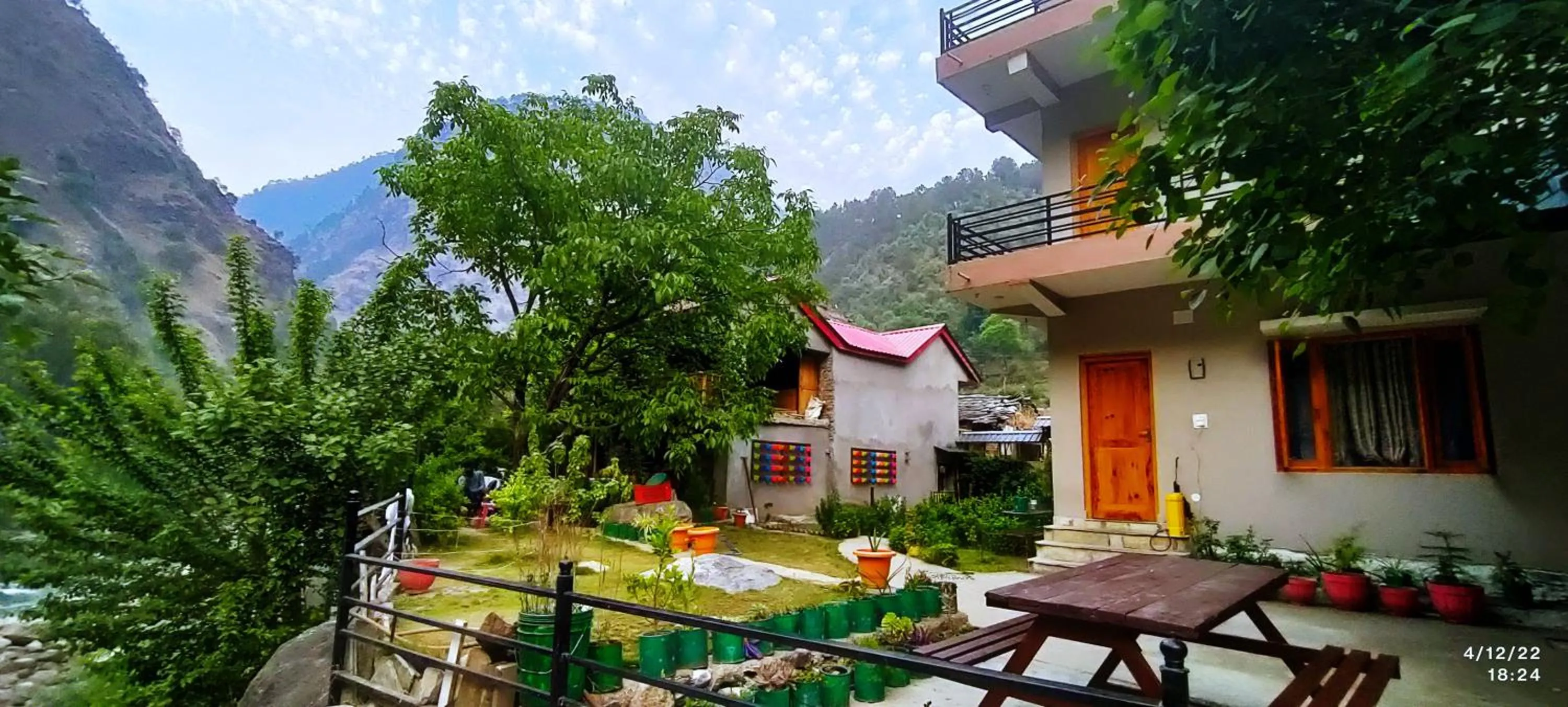 Garden in Tirthan Grand Riverside