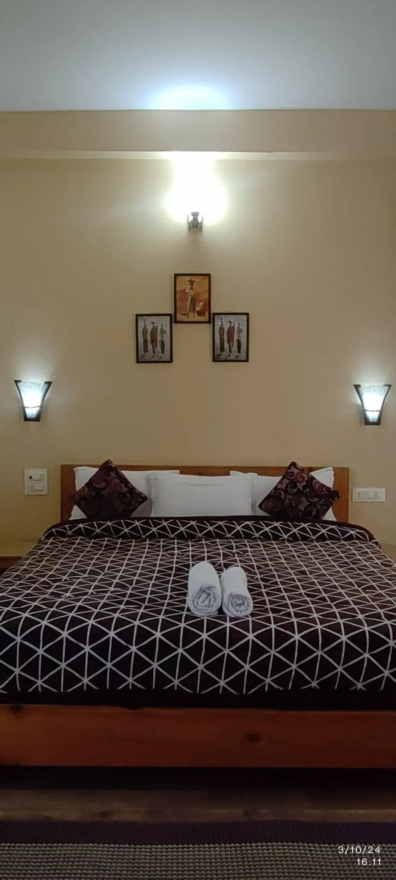 Bed in Tirthan Grand Riverside