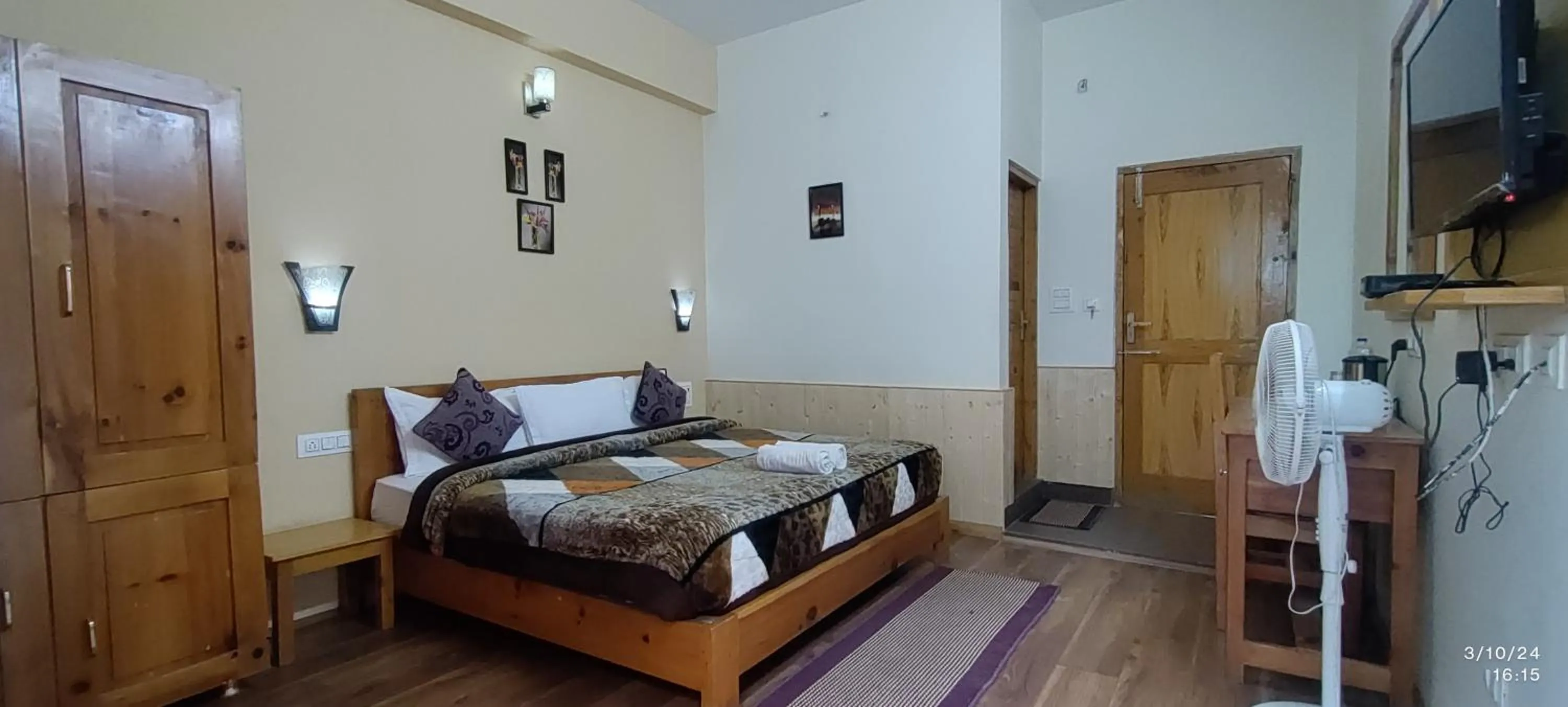 Bed in Tirthan Grand Riverside