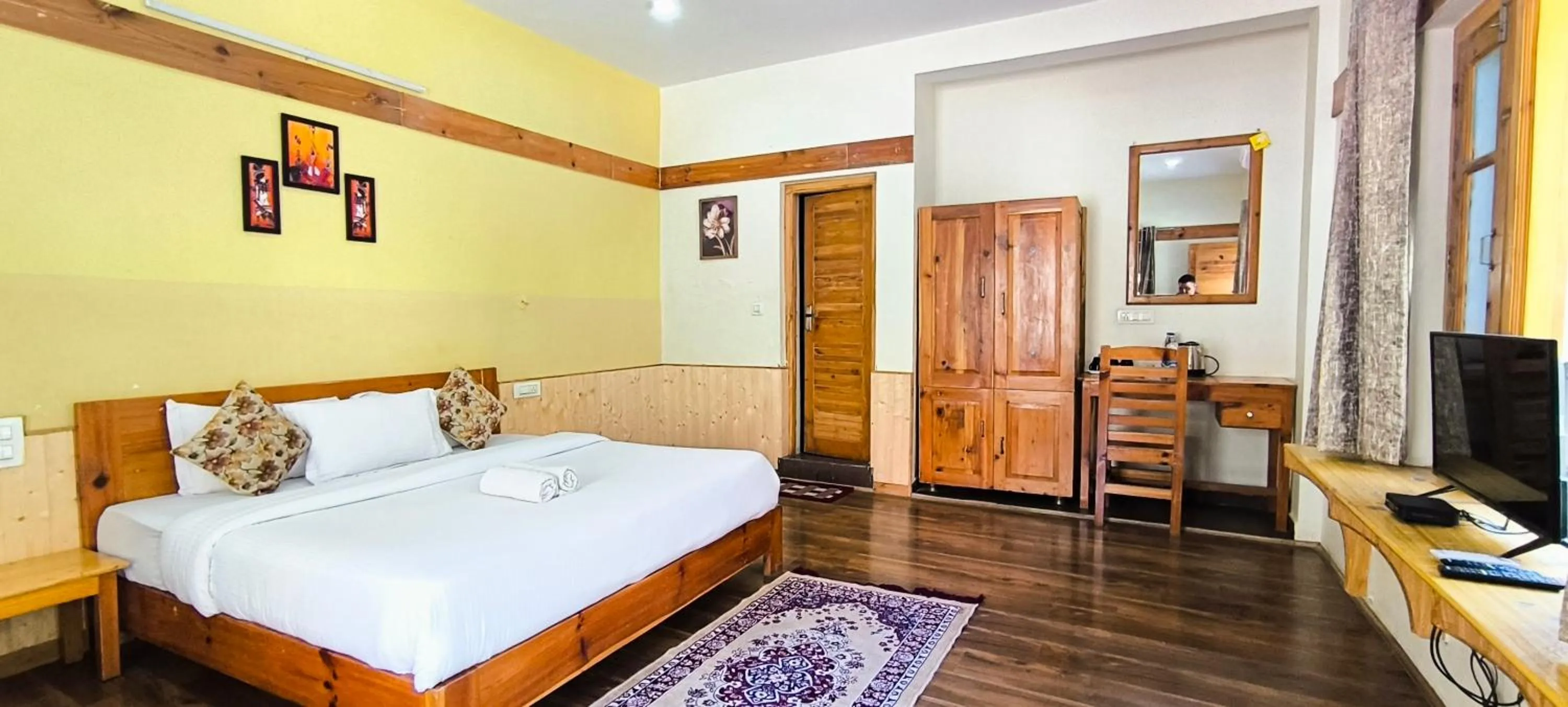 Bed in Tirthan Grand Riverside