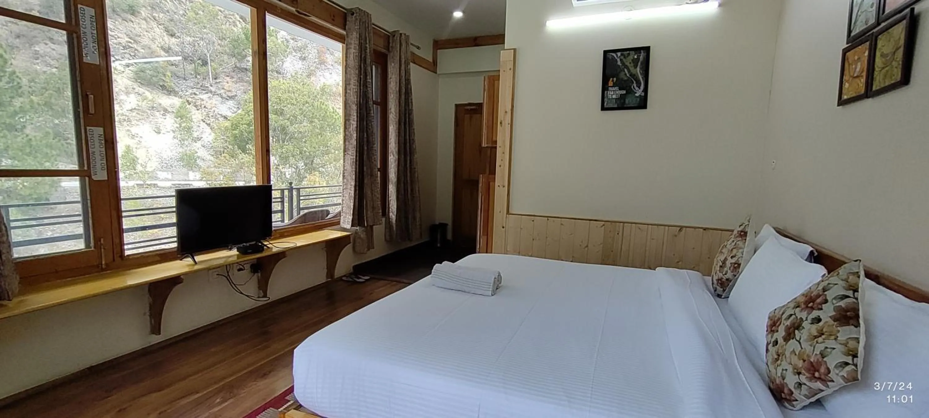 Bed in Tirthan Grand Riverside