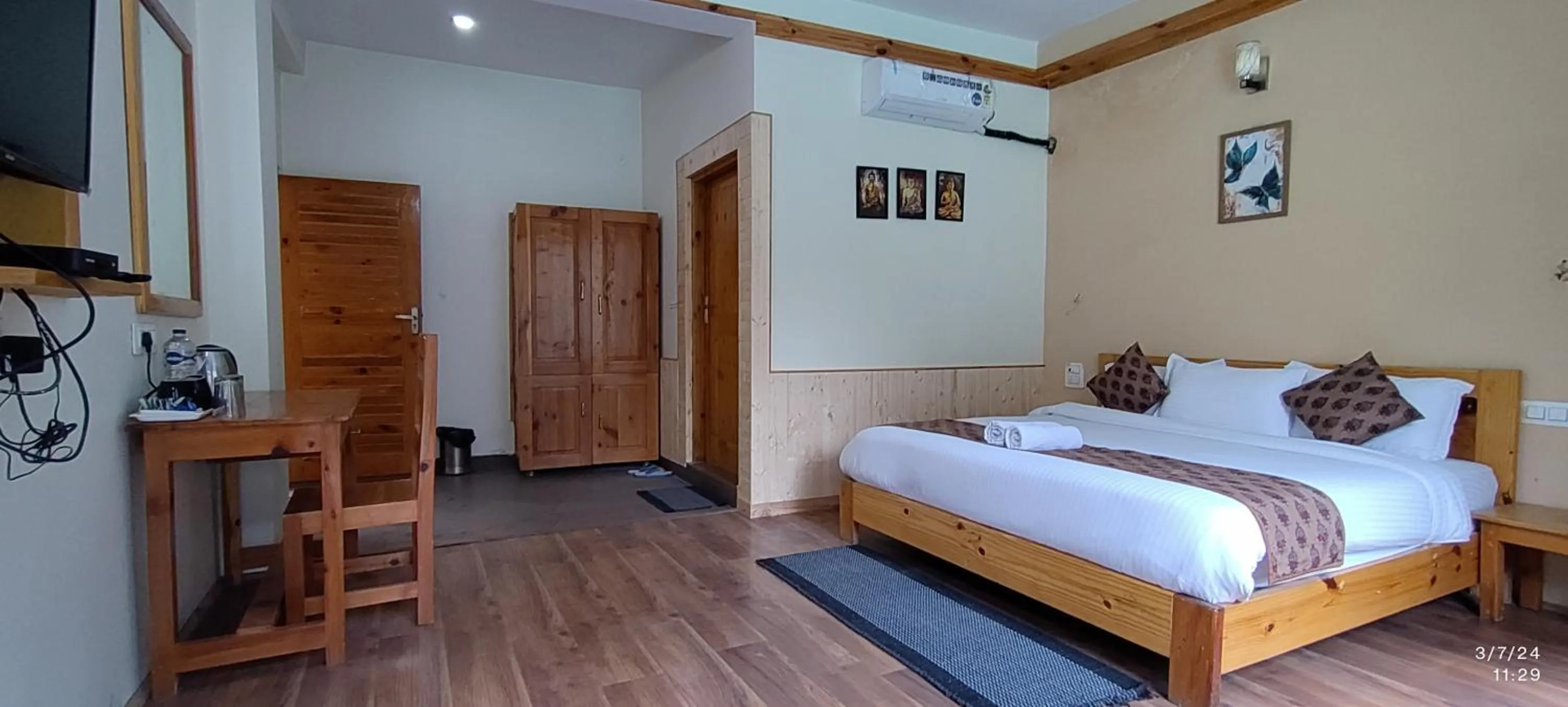 Bed in Tirthan Grand Riverside