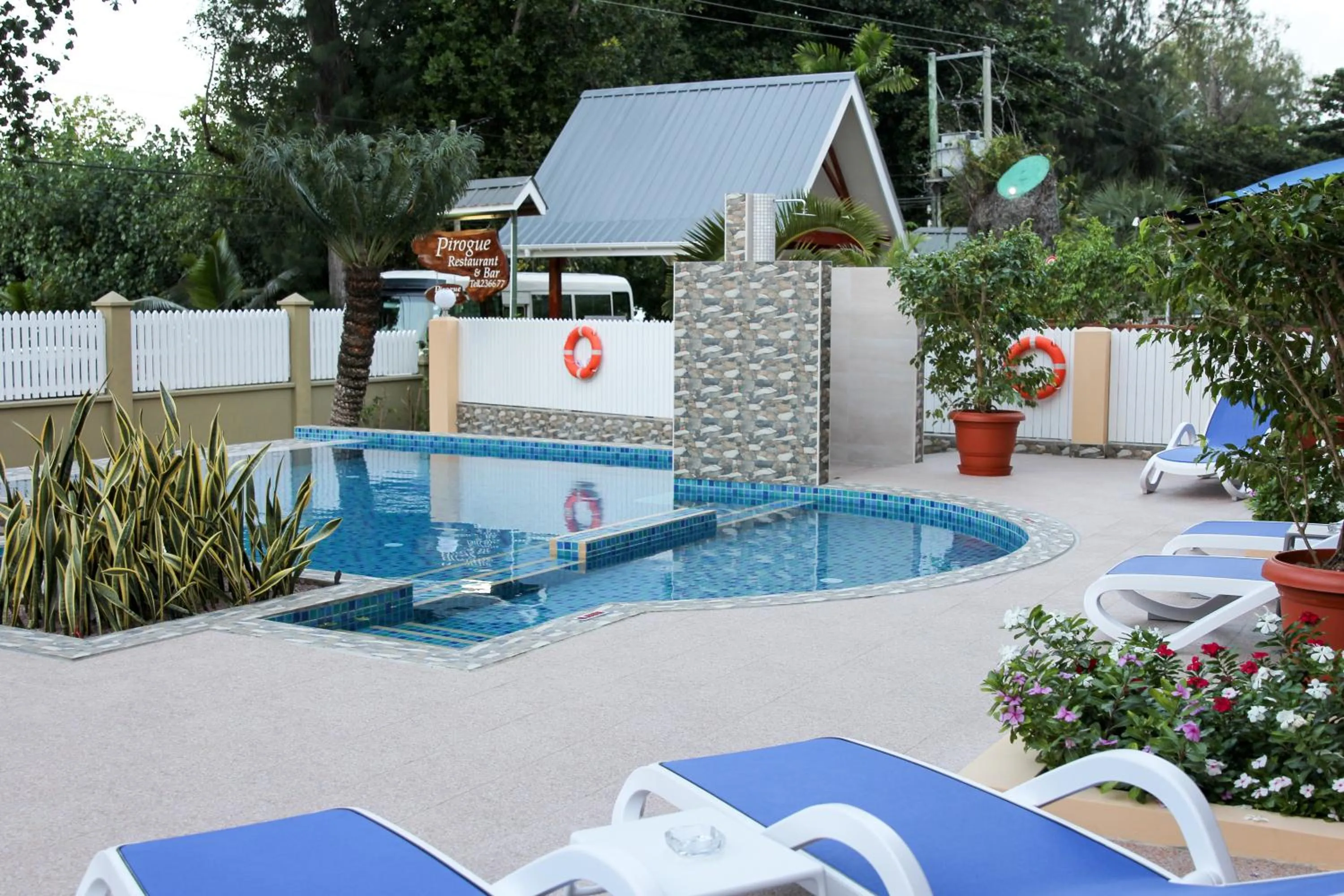 Swimming pool in Pirogue Lodge