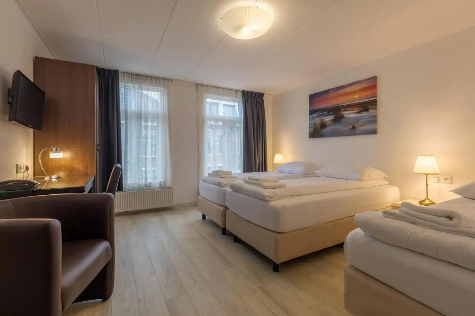 Triple Room with Bathroom in Hotel Randenbroek Triple Room with Bathroom in Hotel Randenbroek