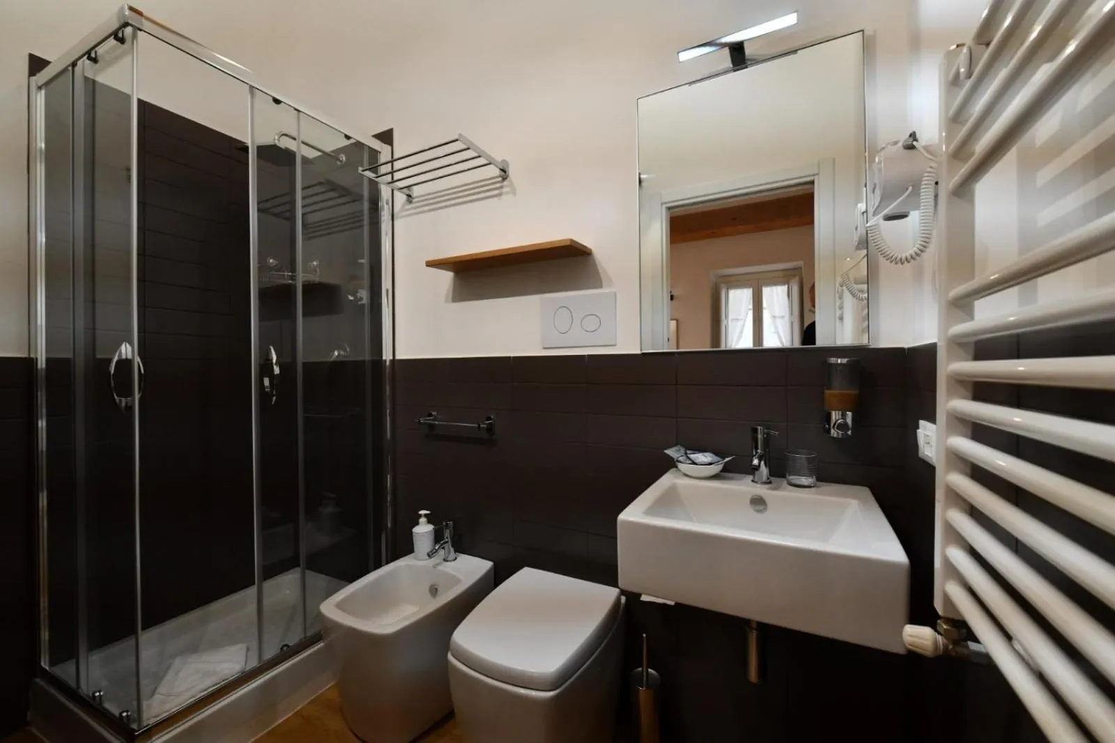 Shower in Ballarooms B&B Palermo Centro