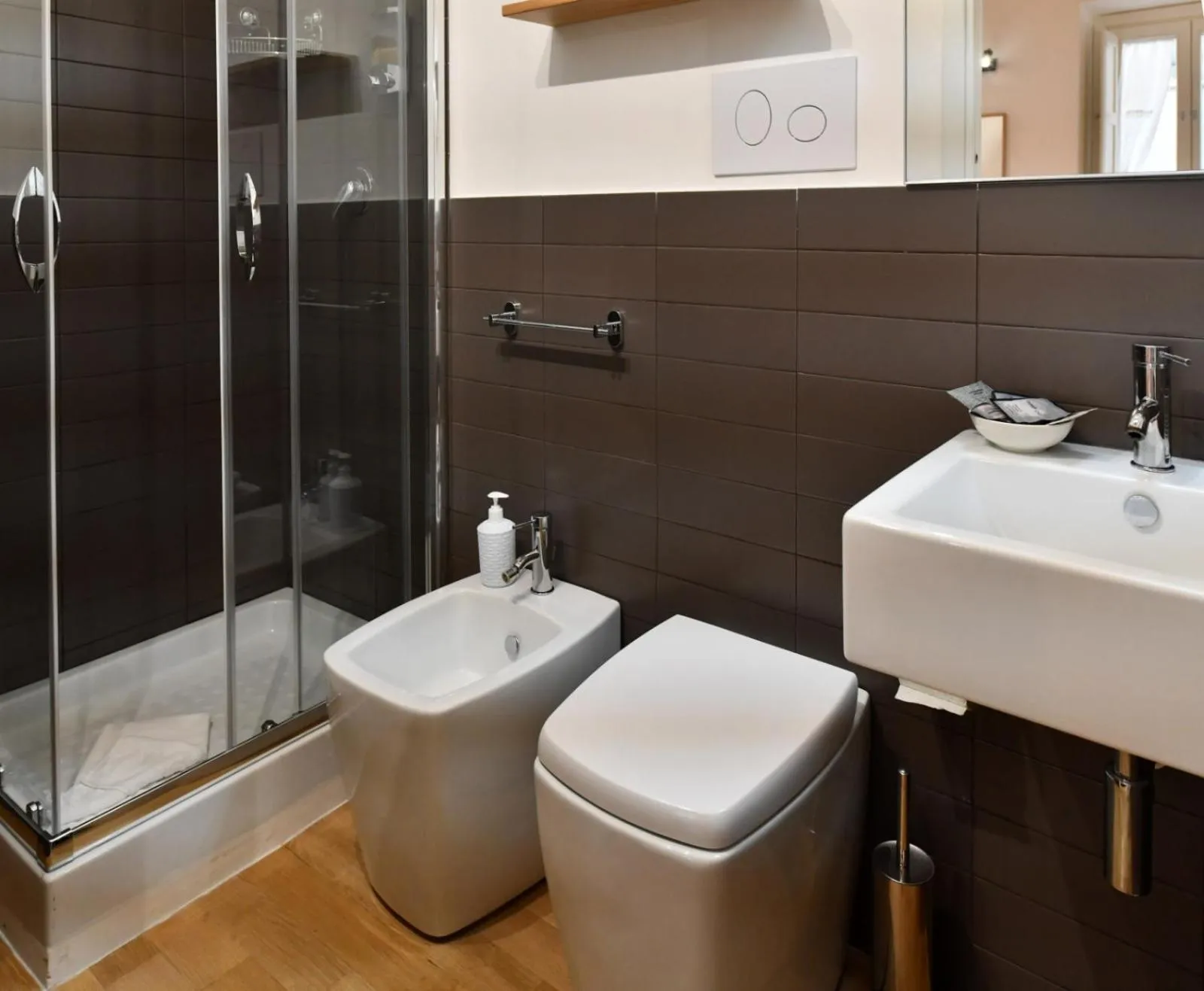 Shower in Ballarooms B&B Palermo Centro