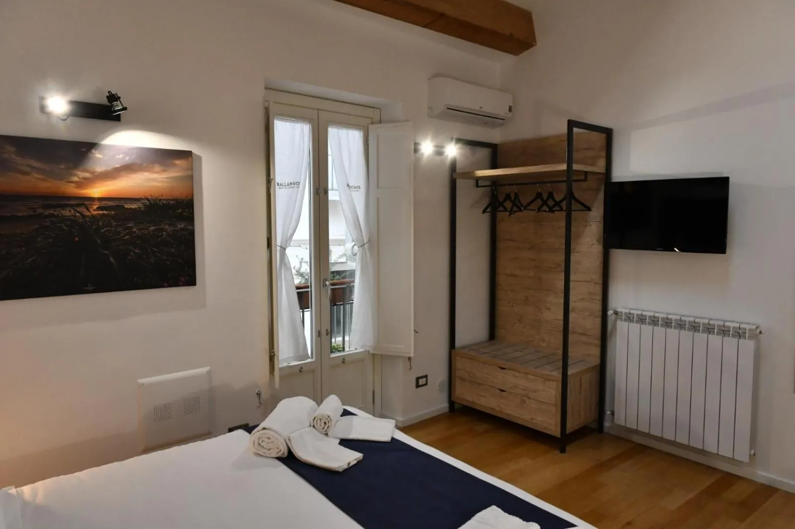 Photo of the whole room, Bed in Ballarooms B&B Palermo Centro