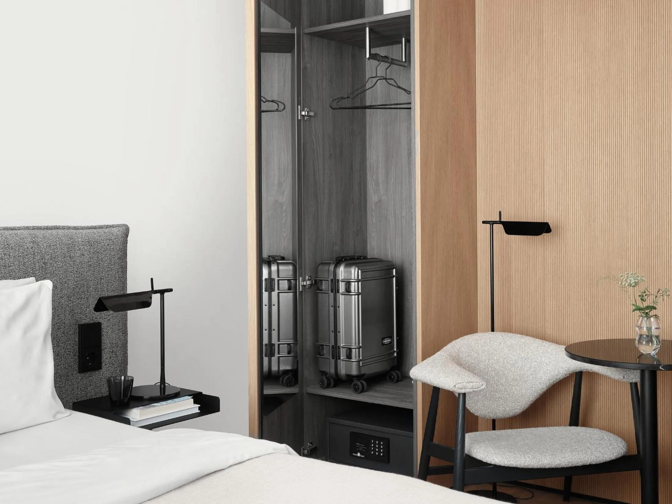 Seating area, Bed in Bob W Munich Old Town