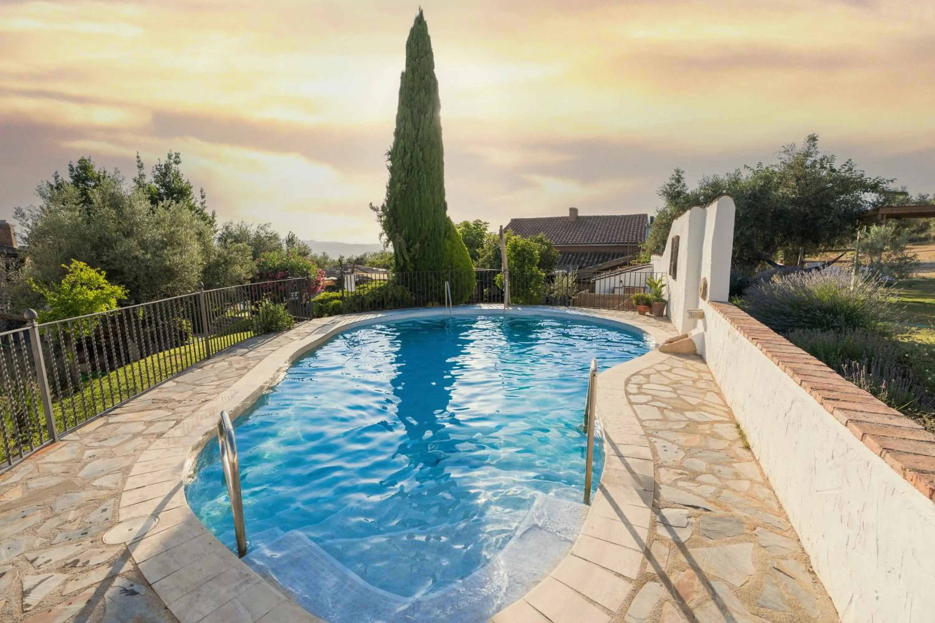Swimming pool in Hotel Rural Alqueria de los lentos