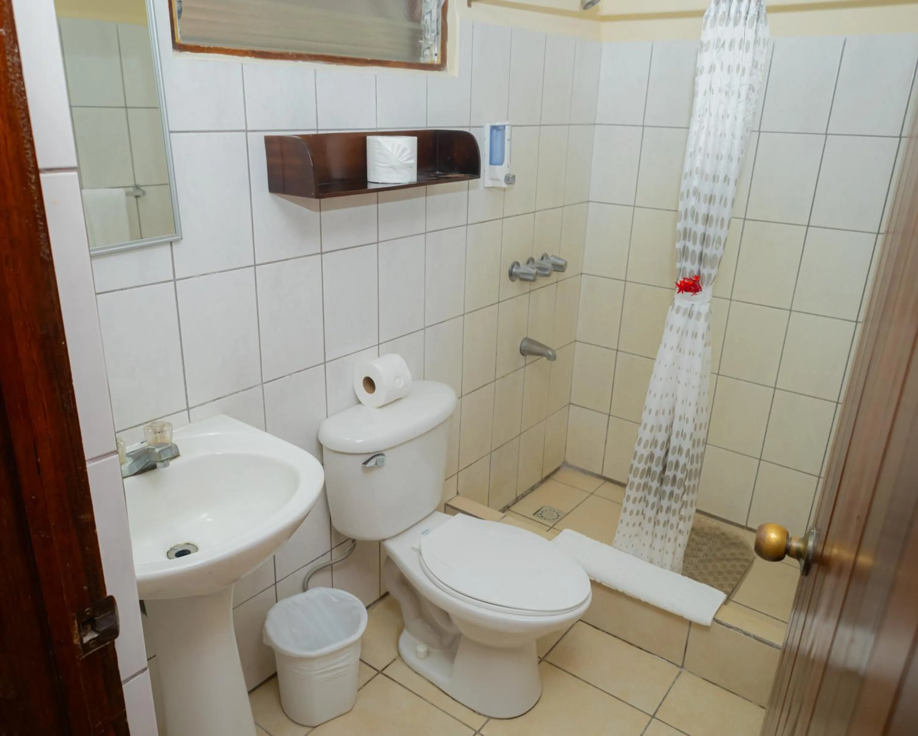 Shower in Hotel Las Espuelas, Bar & Restaurant