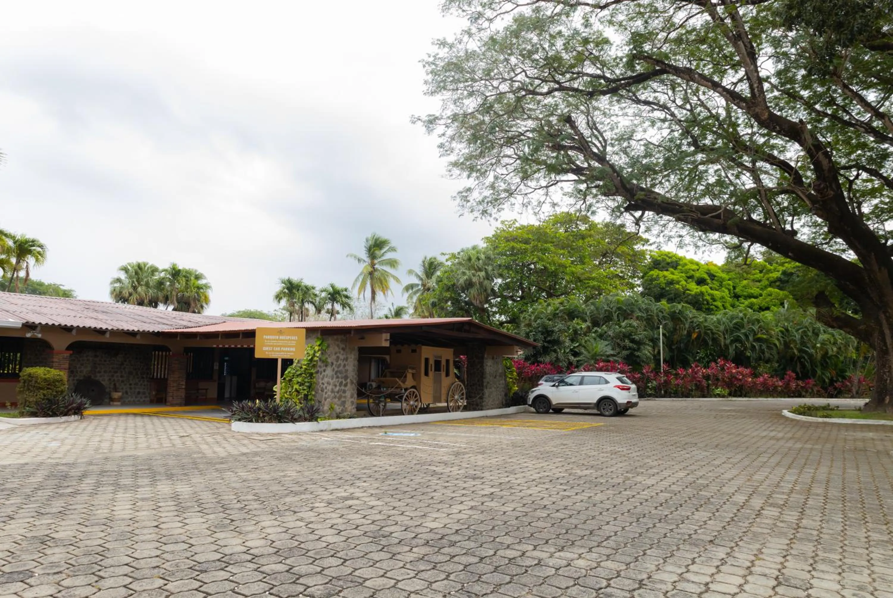 Property building in Hotel Las Espuelas, Bar & Restaurant