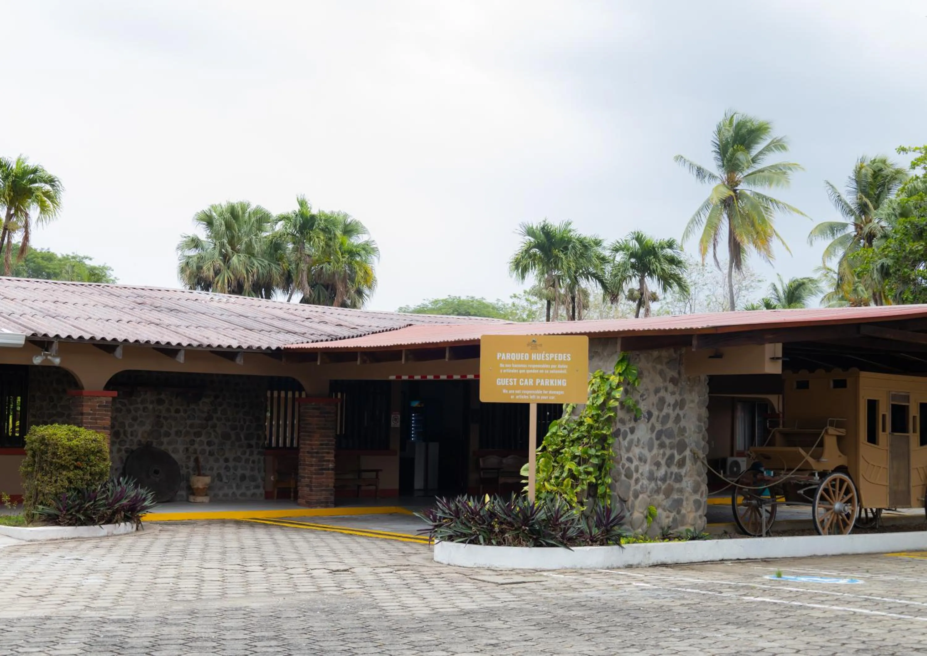 Property building in Hotel Las Espuelas, Bar & Restaurant