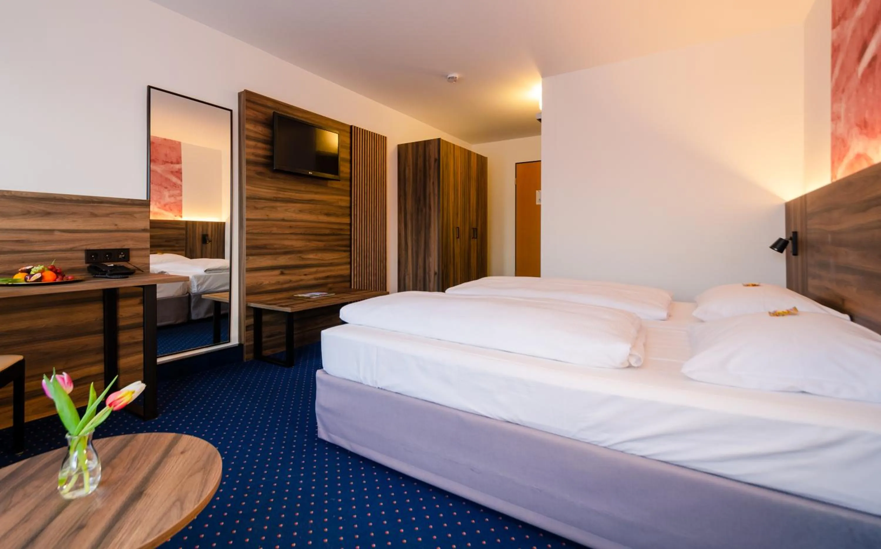 Photo of the whole room, Bed in City Hotel Fortuna Reutlingen