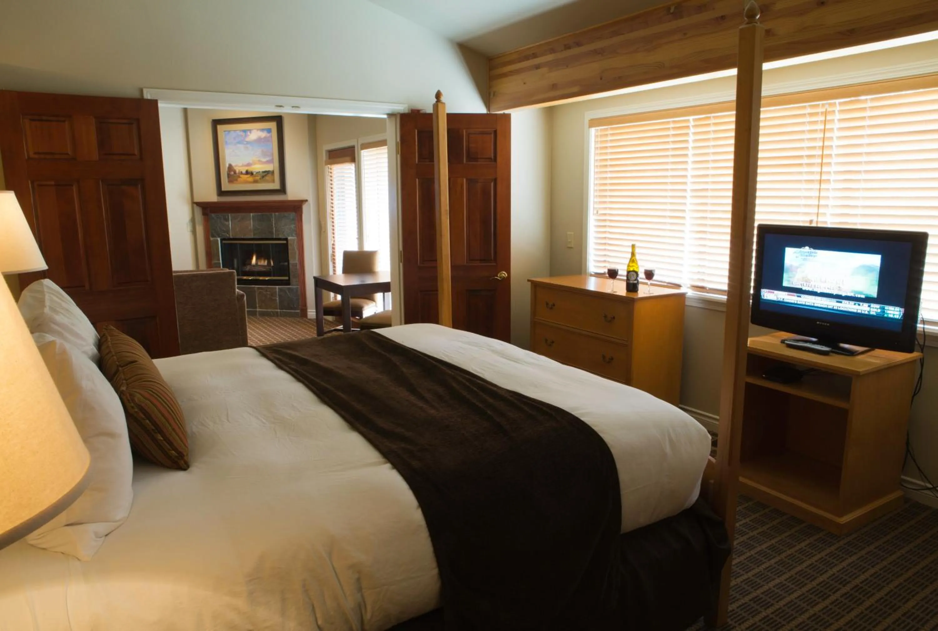 Photo of the whole room, Bed in Pine Ridge Inn