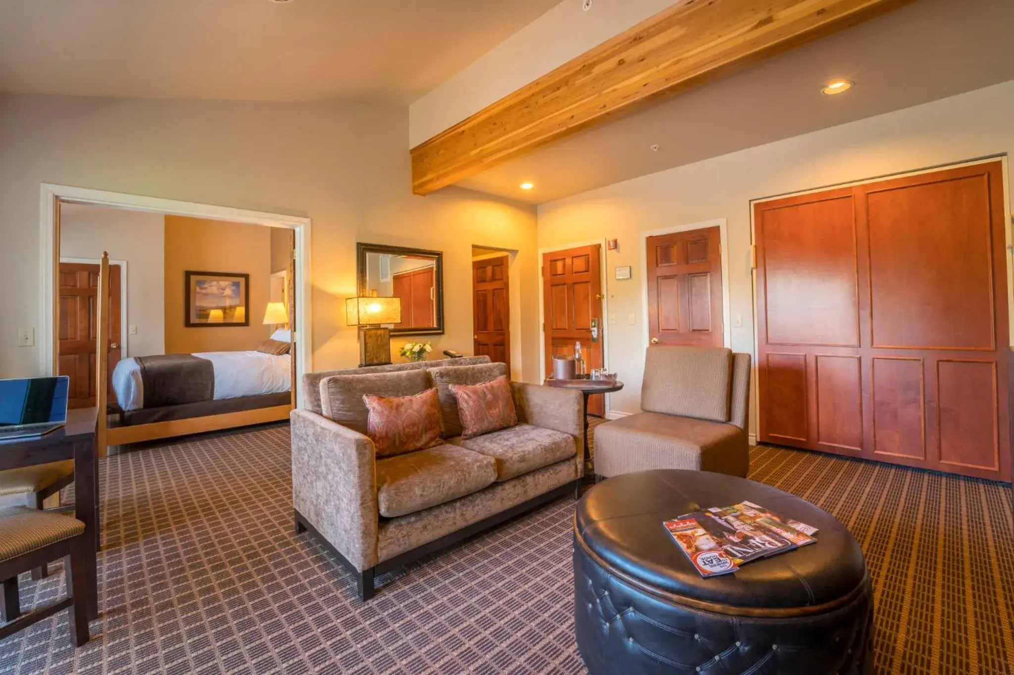 Deluxe King Suite without River View in Pine Ridge Inn Deluxe King Suite without River View in Pine Ridge Inn