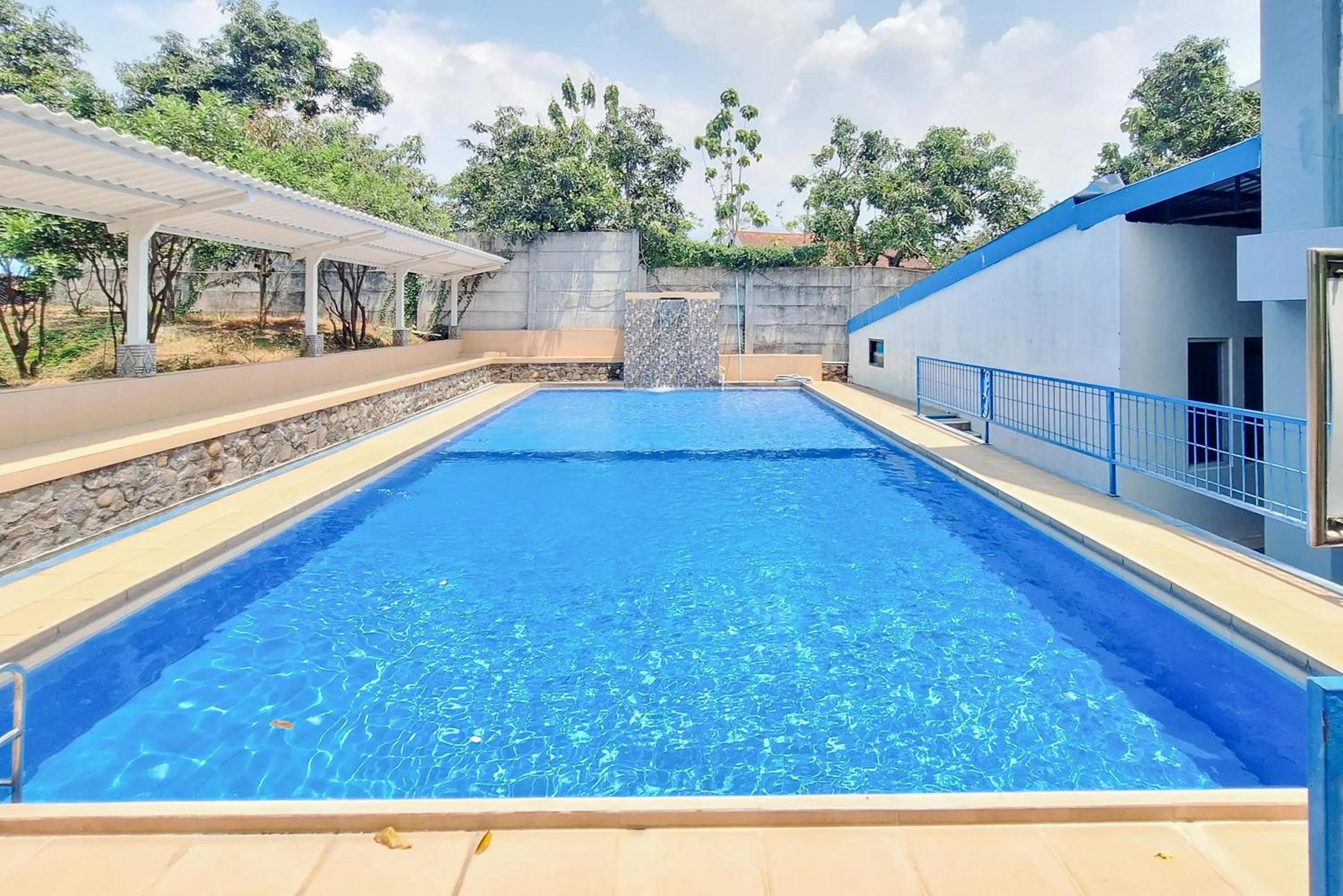 Swimming pool in Papa Kana Farm Mitra RedDoorz At Pacet Mojokerto
