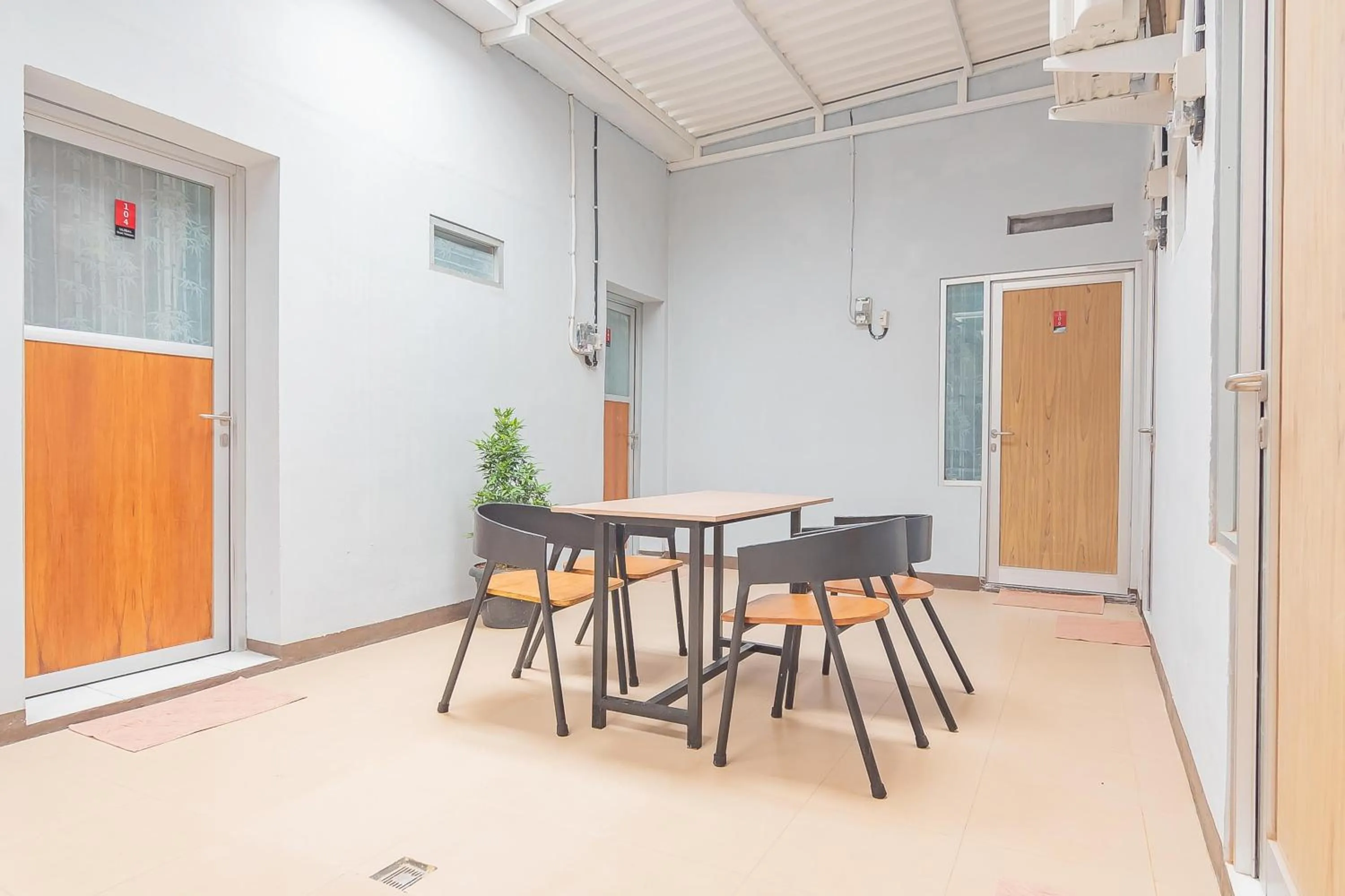 Dining area in RedDoorz near Alun-Alun Garut