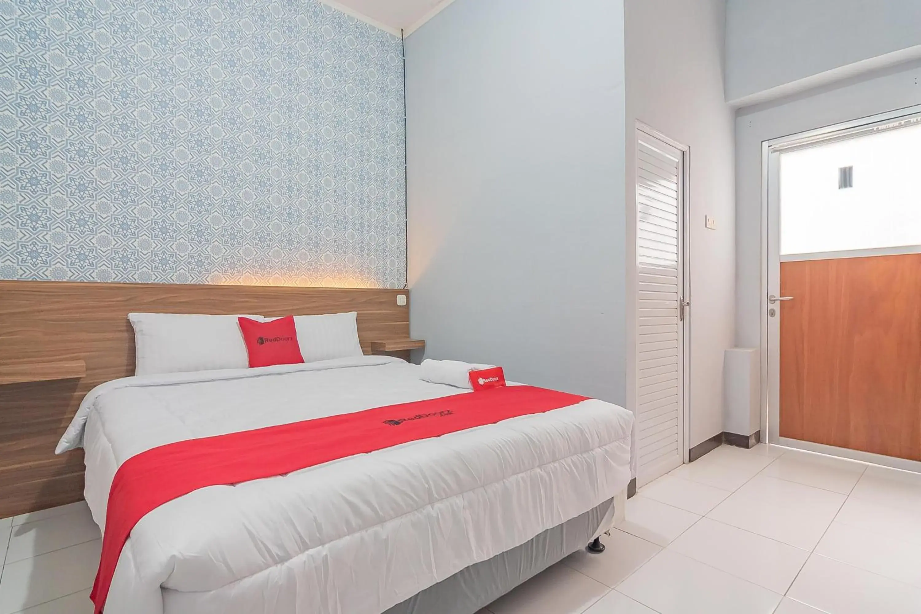 Double Room in RedDoorz near Alun-Alun Garut Double Room in RedDoorz near Alun-Alun Garut