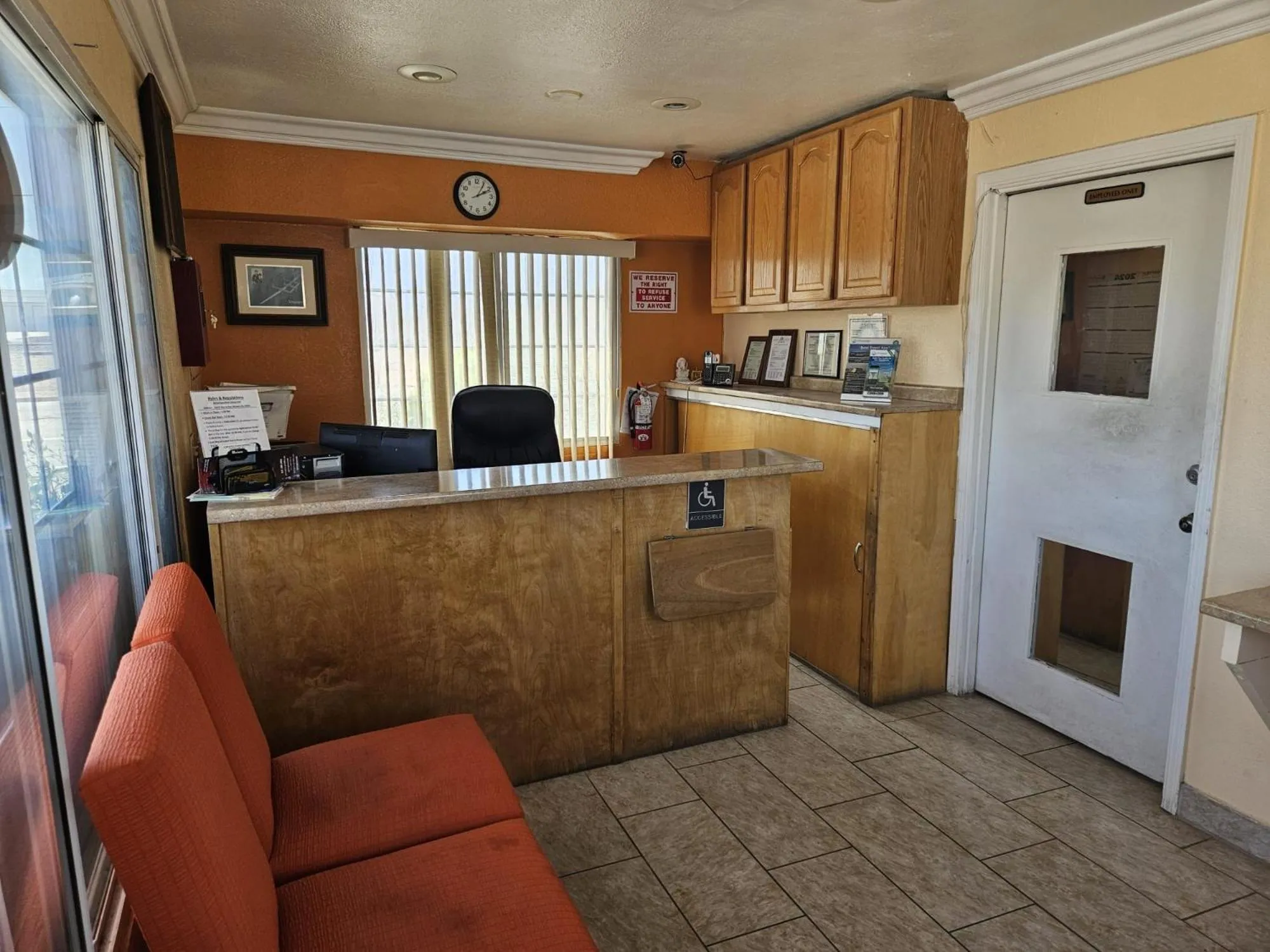 Seating area in Aerospace Inn-Mojave