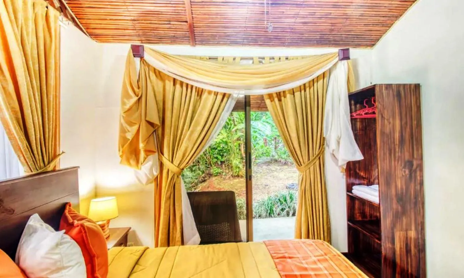 Photo of the whole room, Bed in Hotel San Rafael Ecolodge