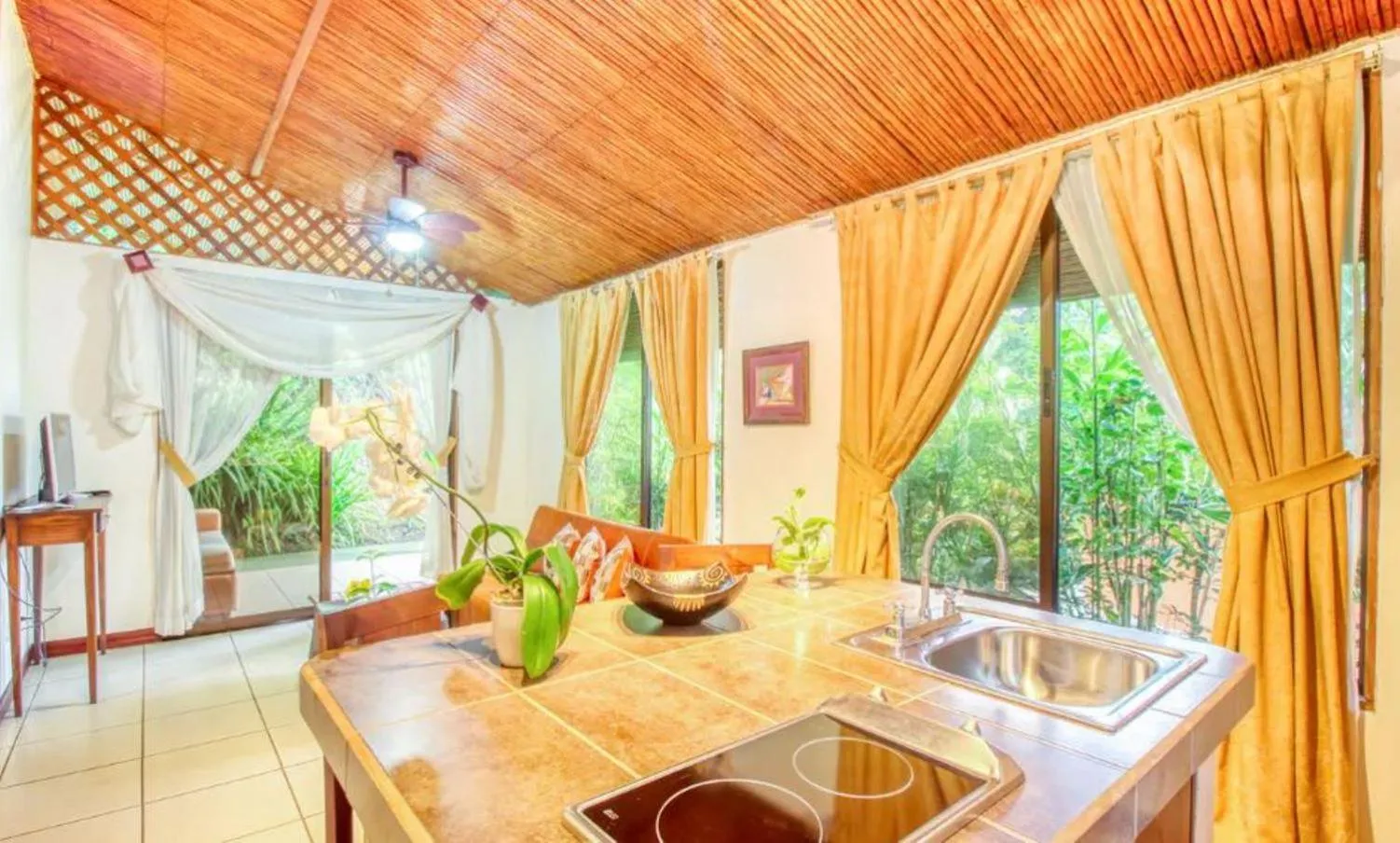 Dining area in Hotel San Rafael Ecolodge