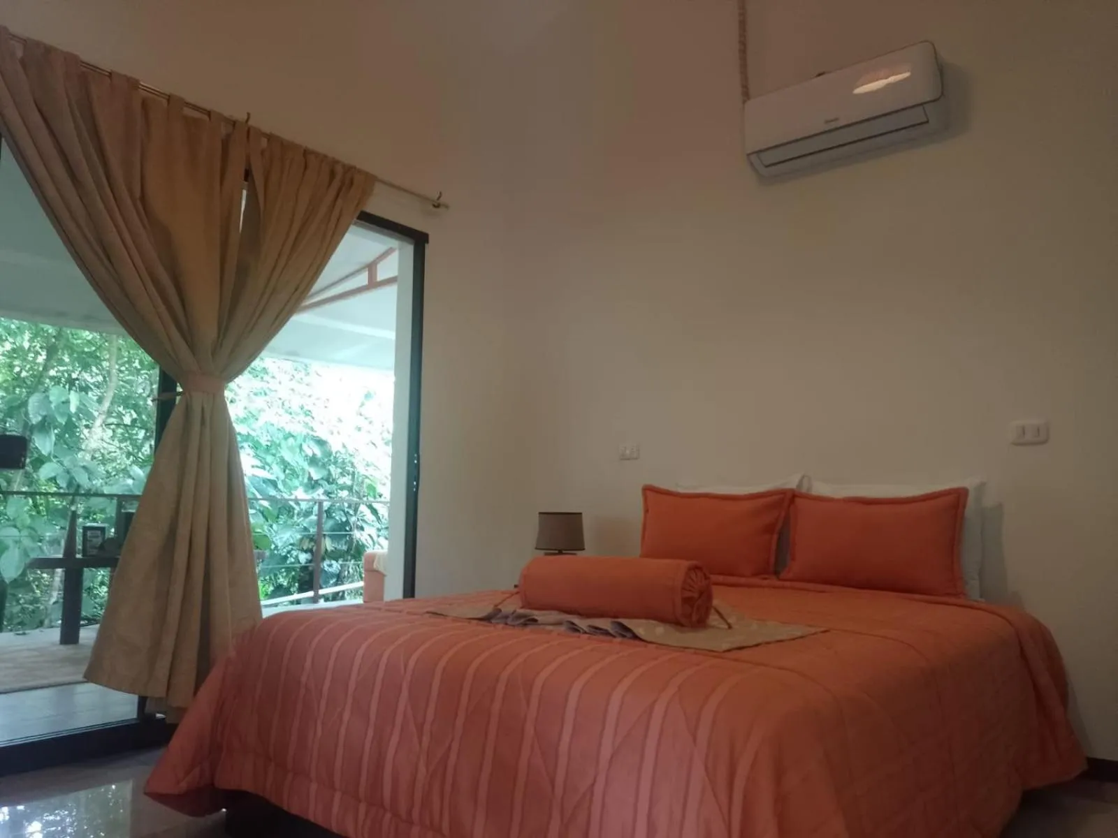 Bed in Hotel San Rafael Ecolodge