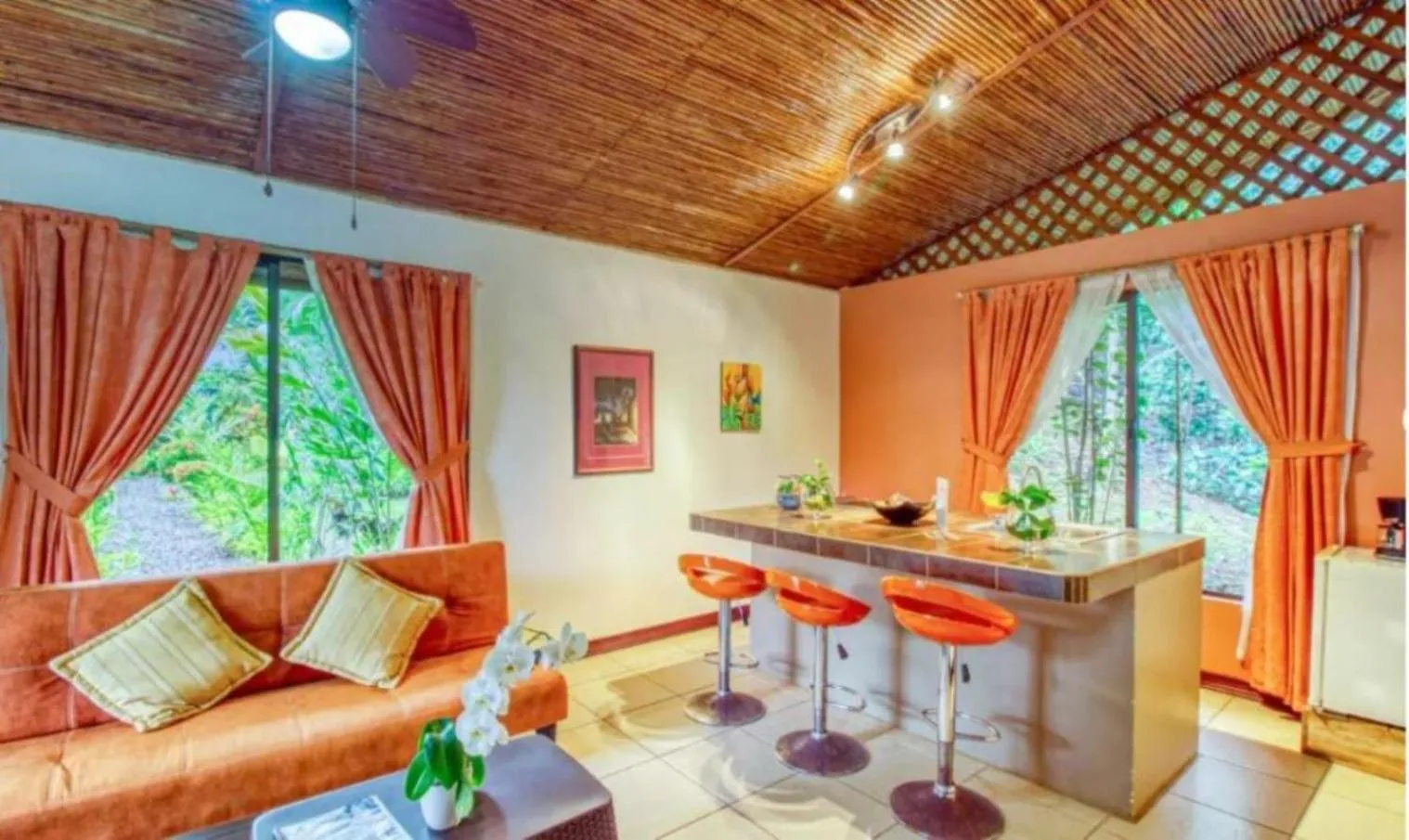 Communal lounge/ TV room in Hotel San Rafael Ecolodge