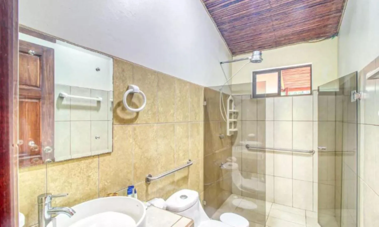 Shower in Hotel San Rafael Ecolodge