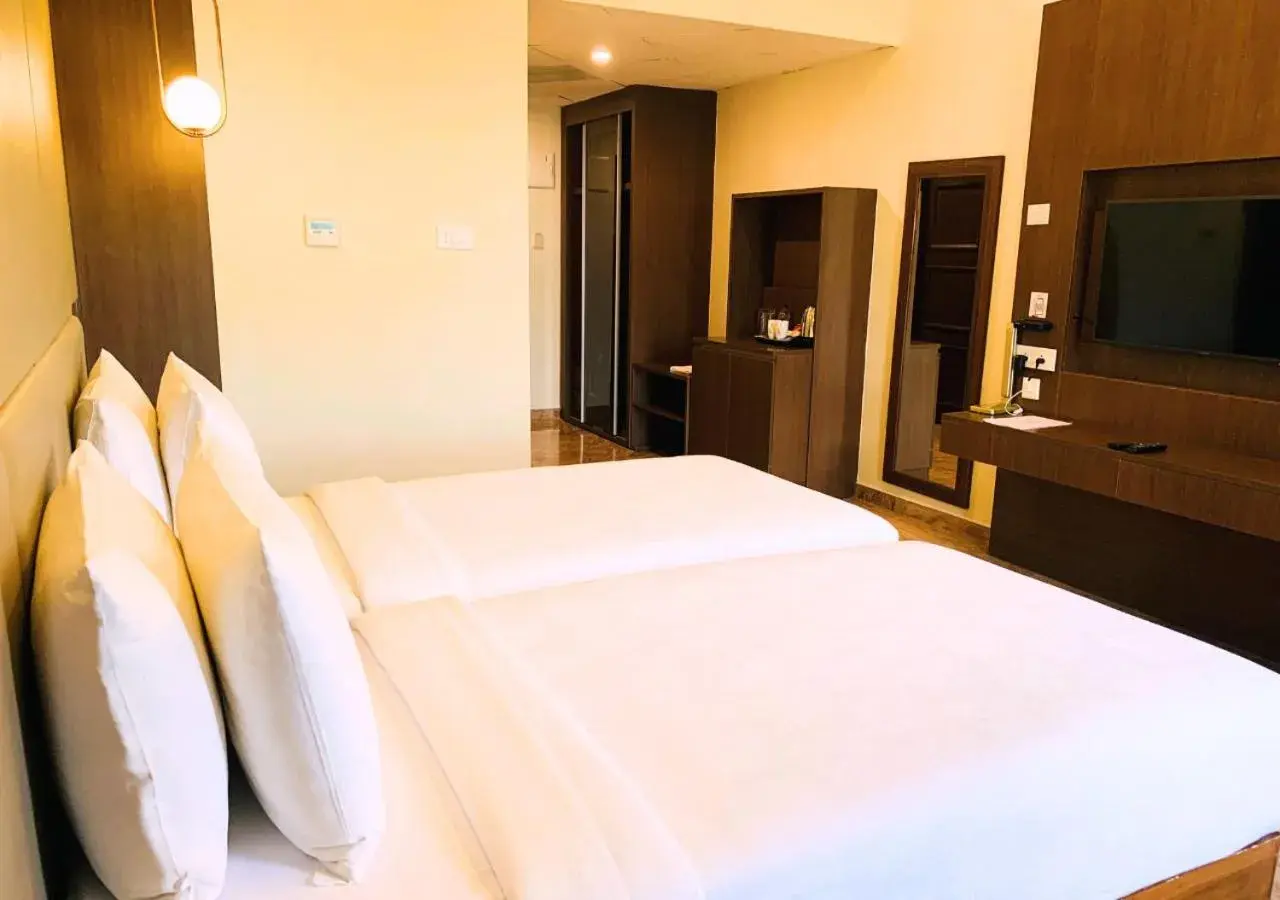 Hollywood Twin in Accord Chrome Hollywood Twin in Accord Chrome