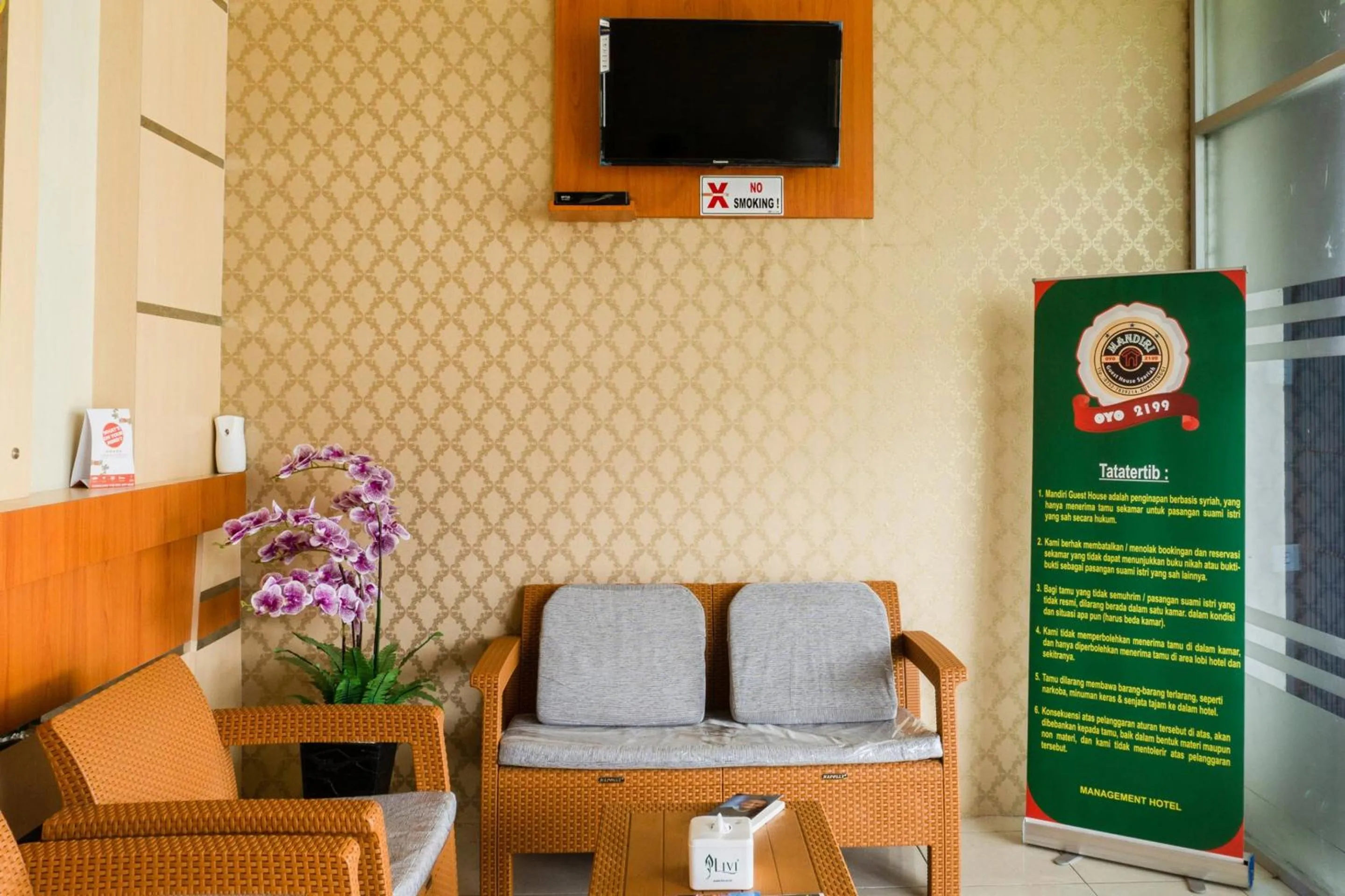 Lobby or reception in Hotel O Mandiri Guest House Syariah