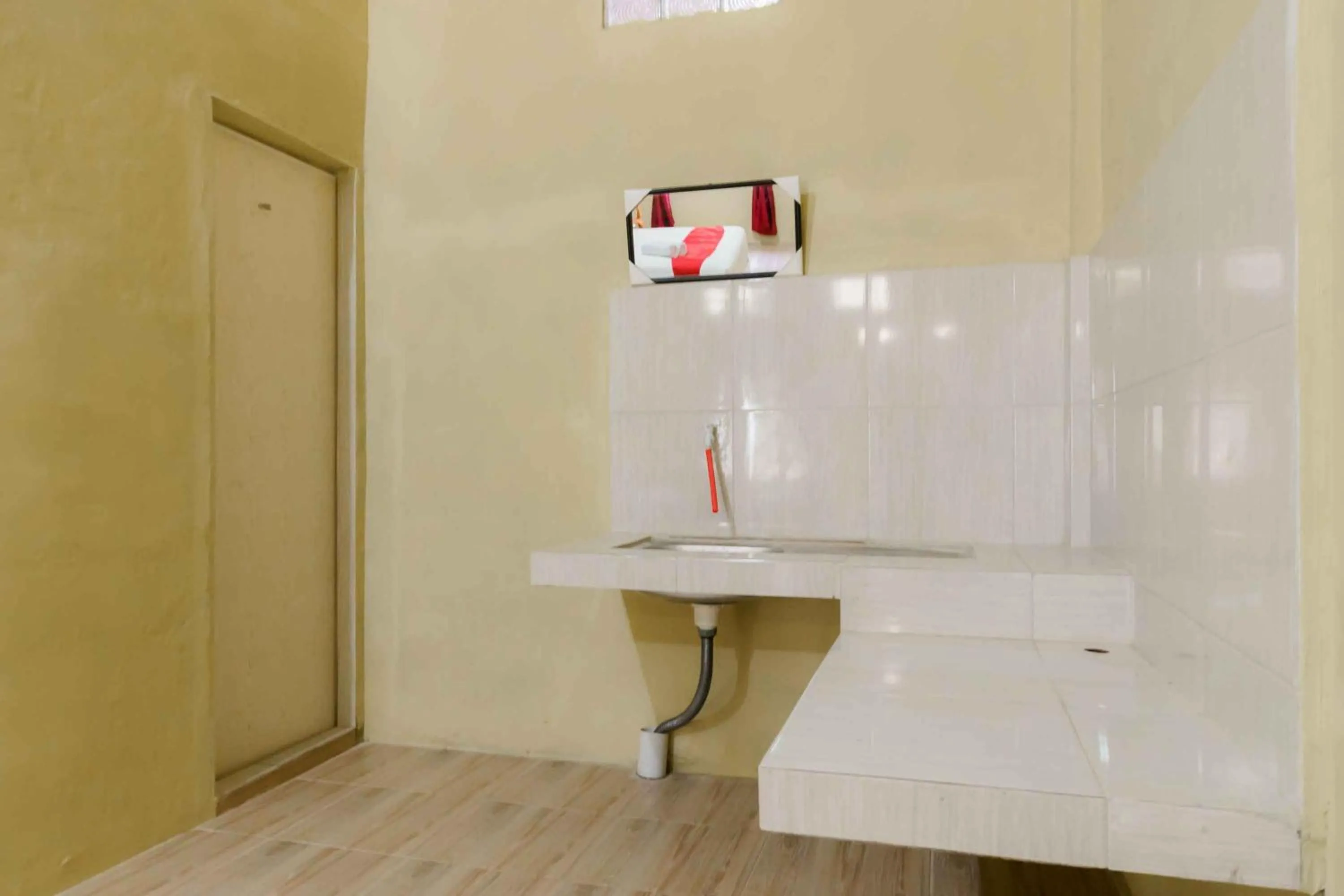 Kitchen or kitchenette in RedDoorz near Bukit Kubu Berastagi