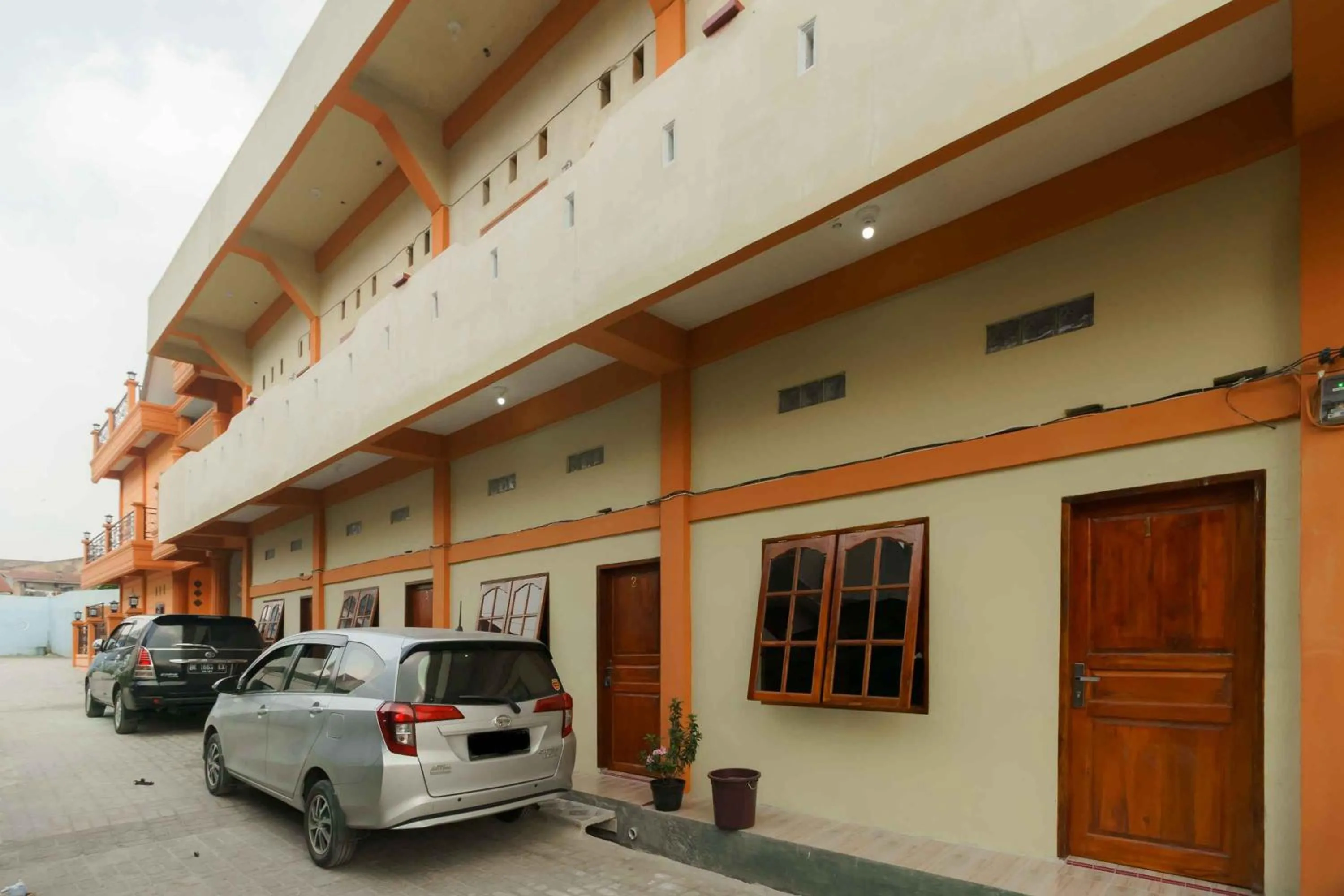 Facade/entrance in RedDoorz near Bukit Kubu Berastagi