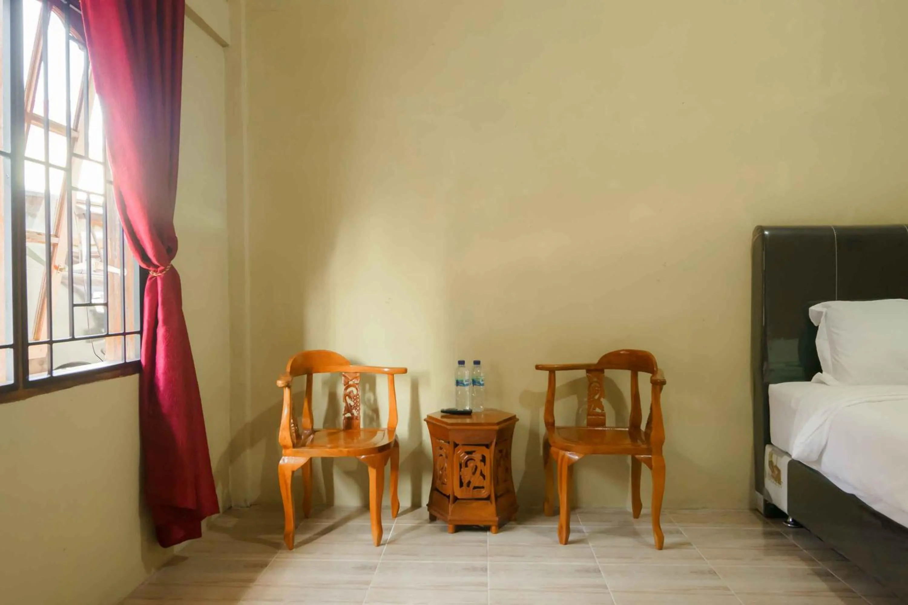 Seating area, Bed in RedDoorz near Bukit Kubu Berastagi