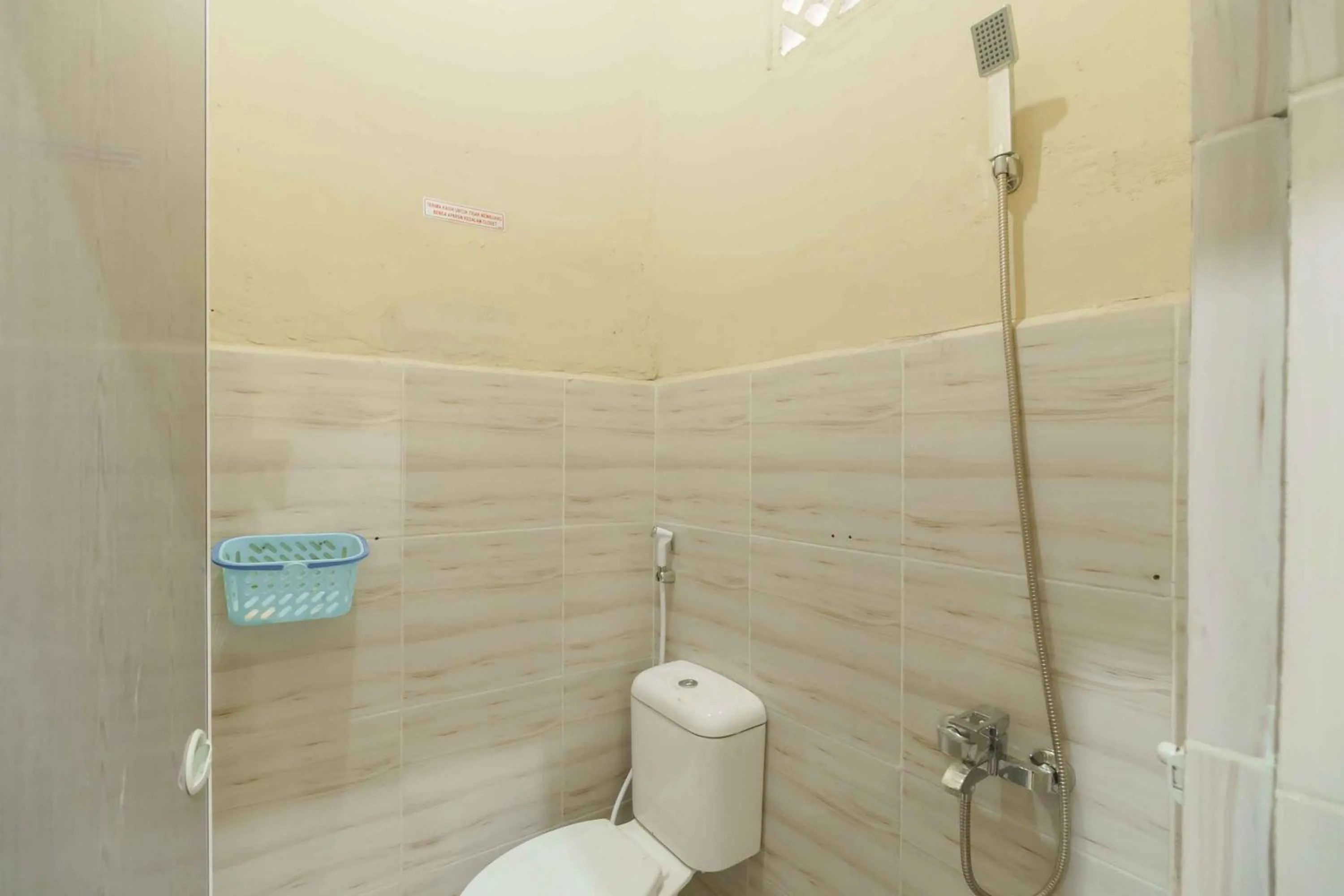 Bathroom in RedDoorz near Bukit Kubu Berastagi