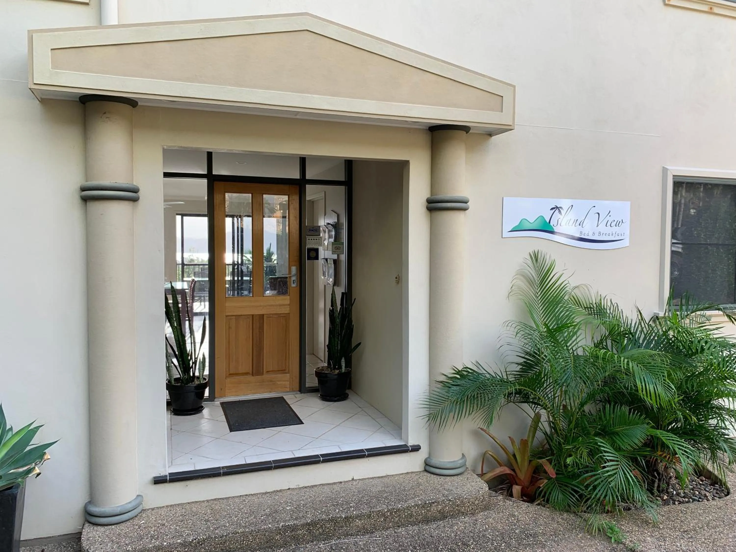 Facade/entrance in Island Views