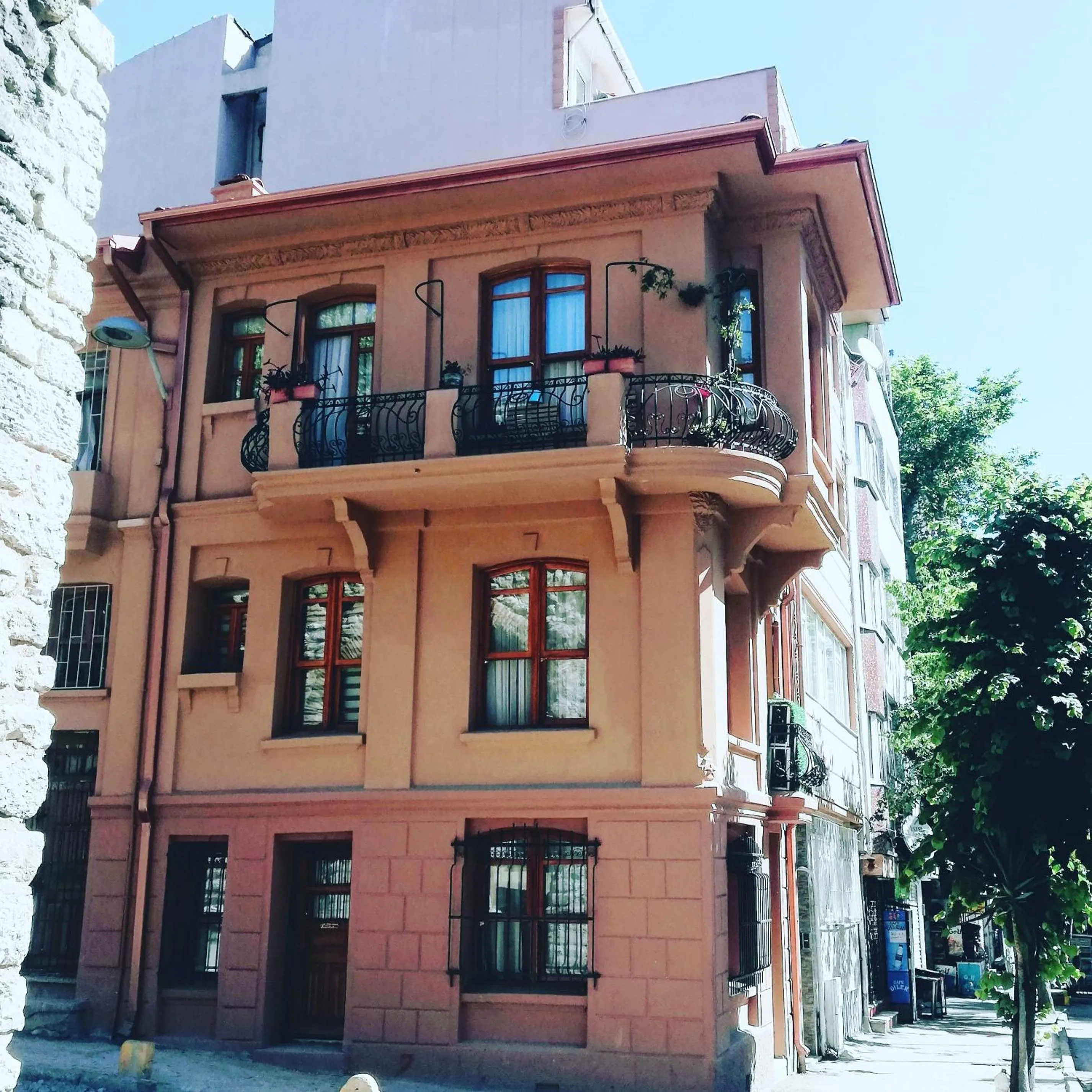 No 1 House By Valence