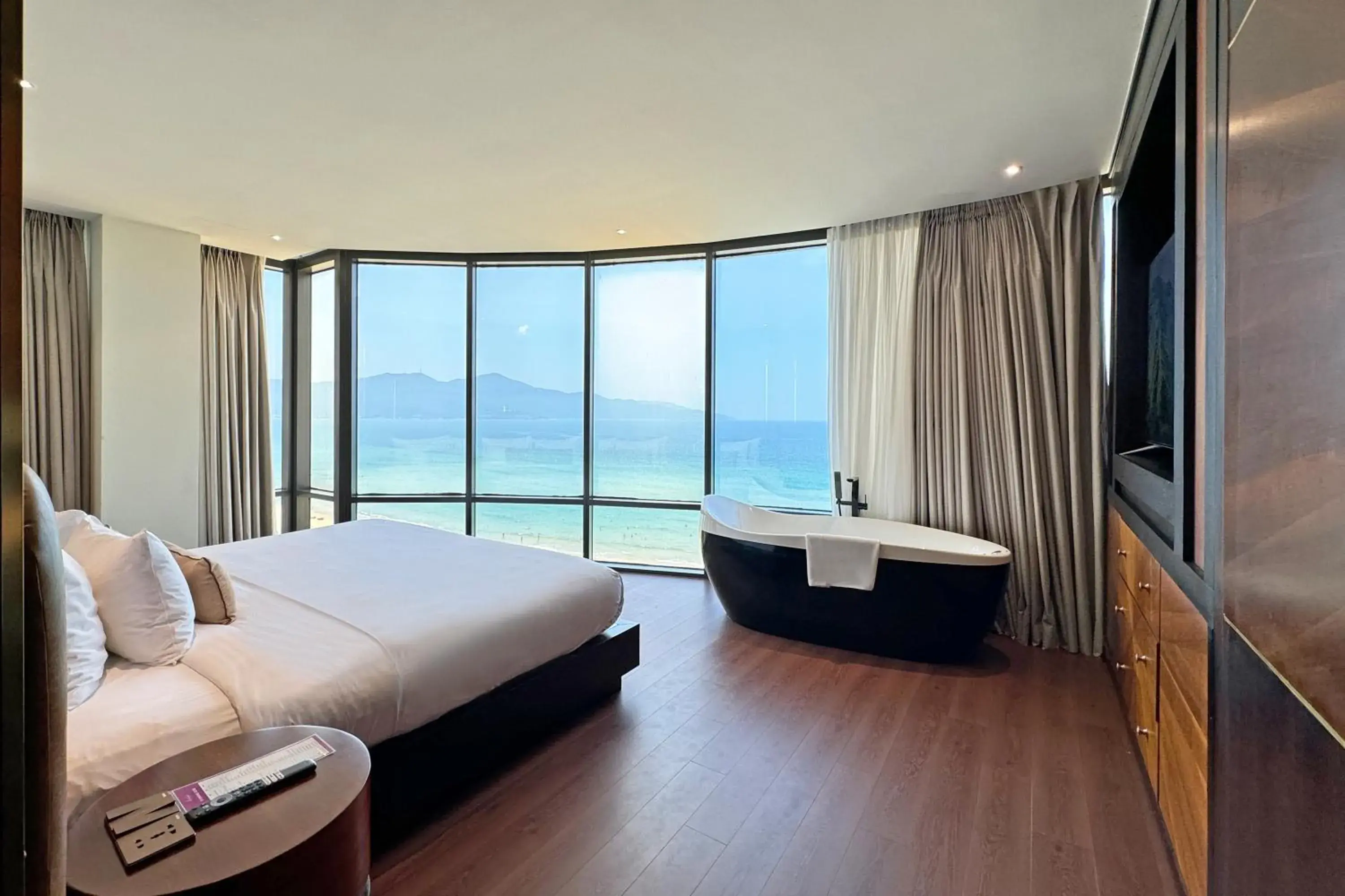 Executive Suite Beachfront - High Tea included in Holiday Beach Hotel Danang Executive Suite Beachfront - High Tea included in Holiday Beach Hotel Danang